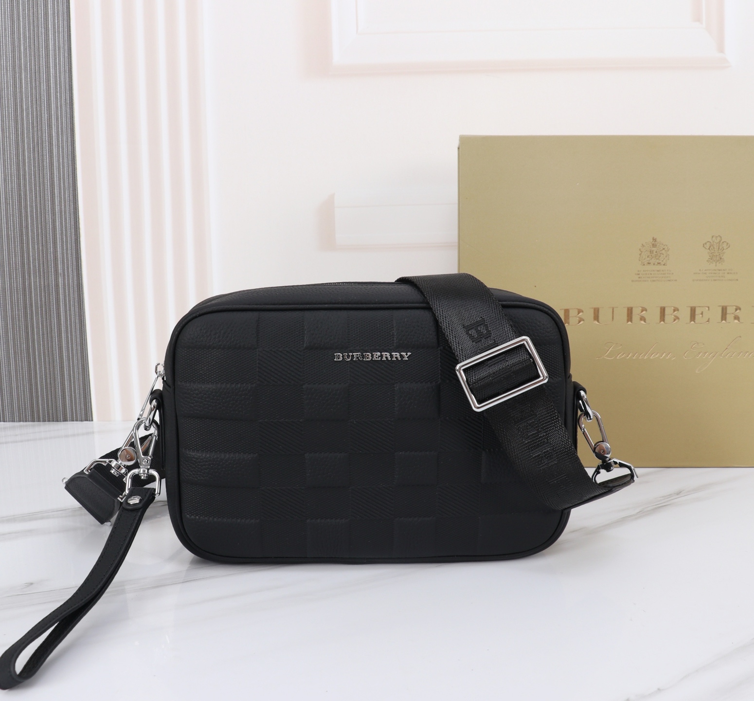 最新款来袭👏👏Burberry（博柏利）💯💯斜挎两用包，进口顶级头层原版，手感舒适 皮质超柔 简单大气的
