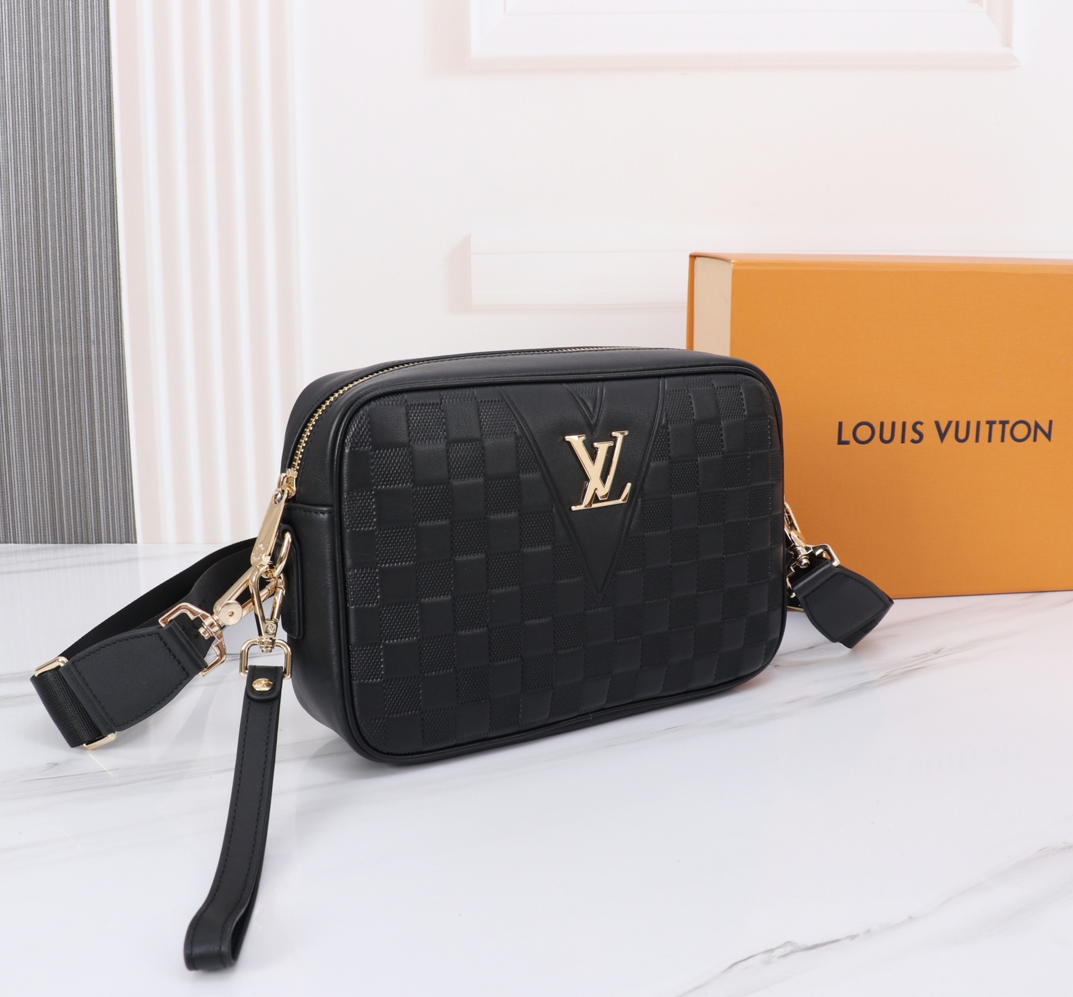 最新款来袭👏👏LOUIS VUITTON（路易威登）💯💯斜挎两用包，￼进口顶级头层原版，手感舒适 皮质超