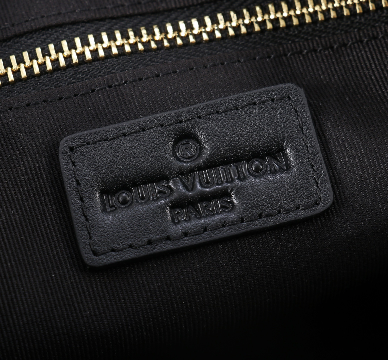 最新款来袭👏👏LOUIS VUITTON（路易威登）💯💯斜挎两用包，￼进口顶级头层原版，手感舒适 皮质超