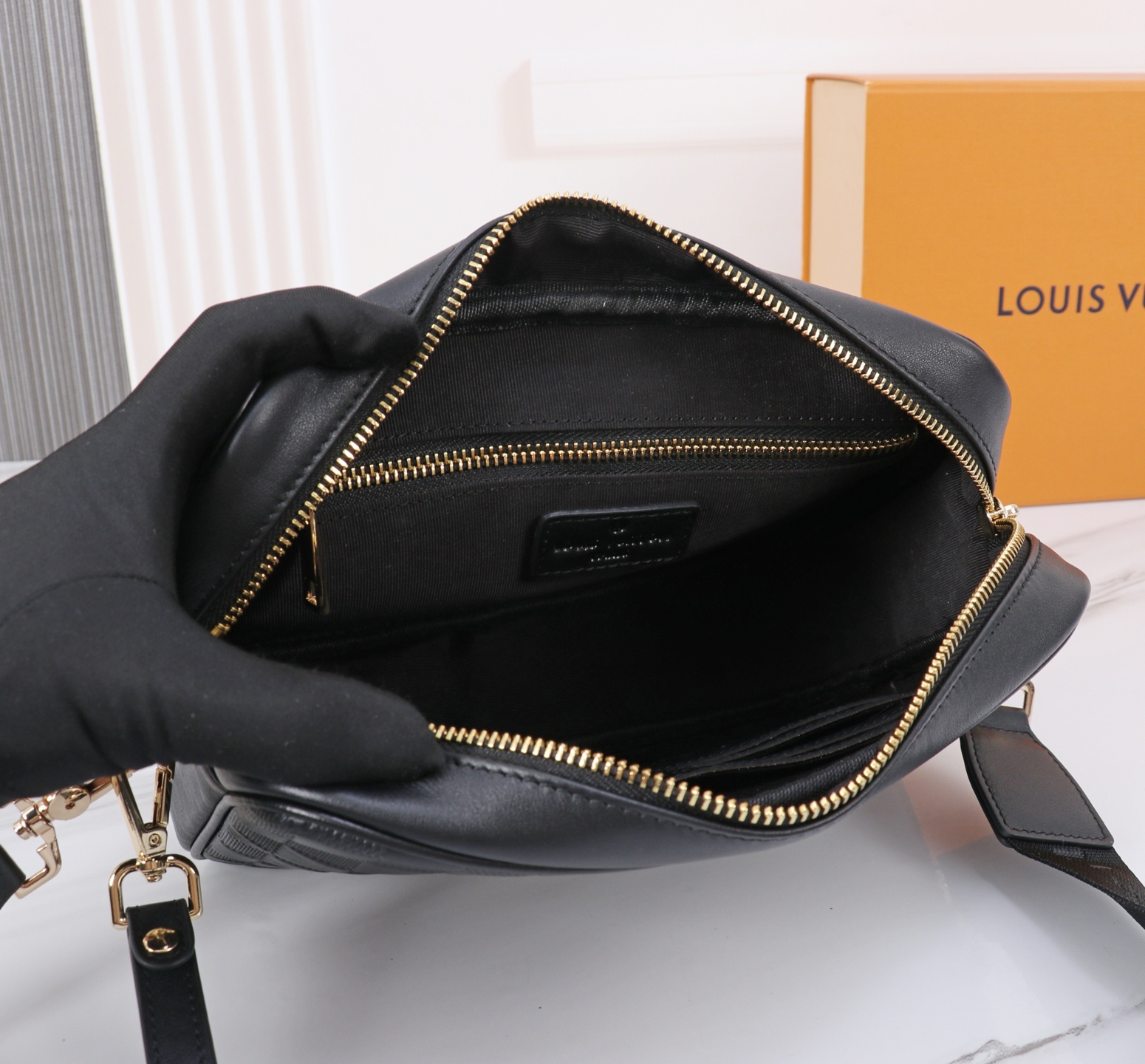 最新款来袭👏👏LOUIS VUITTON（路易威登）💯💯斜挎两用包，￼进口顶级头层原版，手感舒适 皮质超