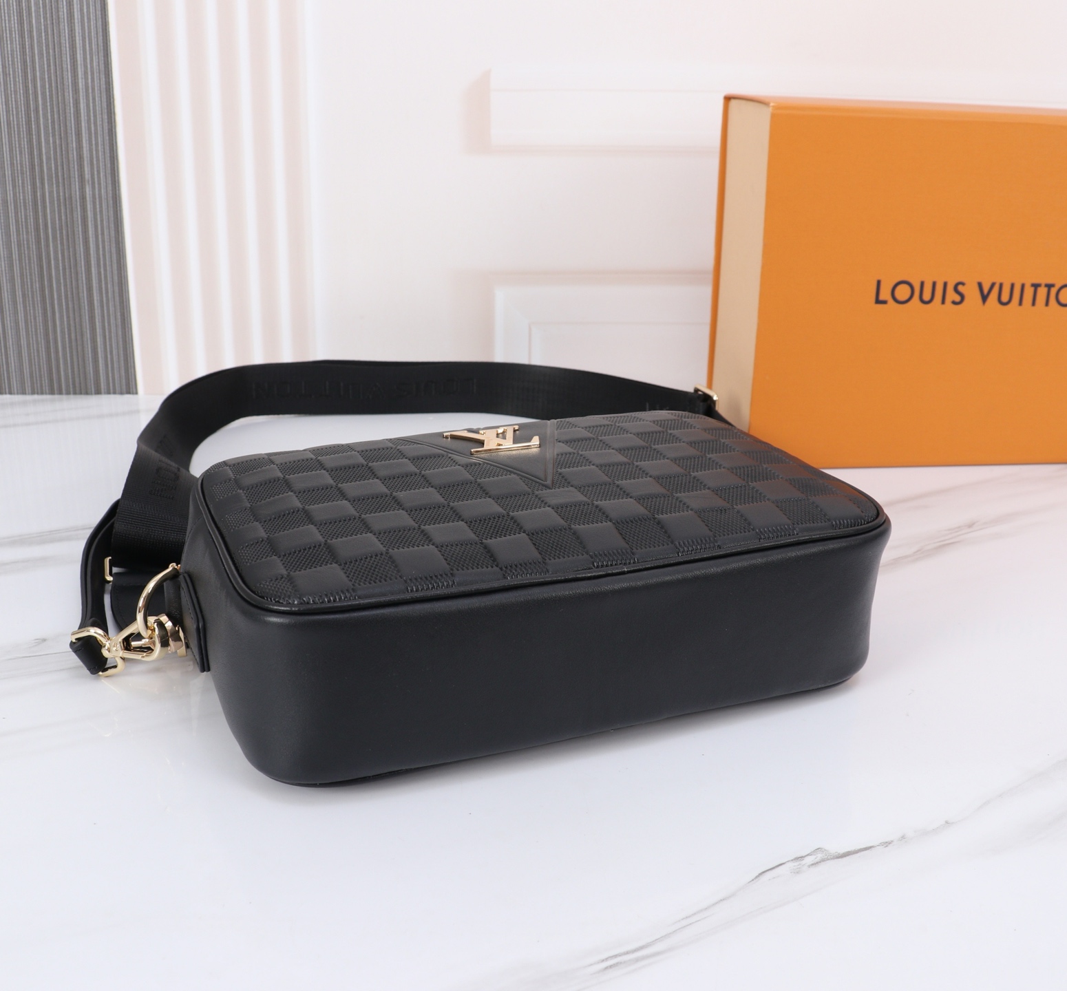 最新款来袭👏👏LOUIS VUITTON（路易威登）💯💯斜挎两用包，￼进口顶级头层原版，手感舒适 皮质超