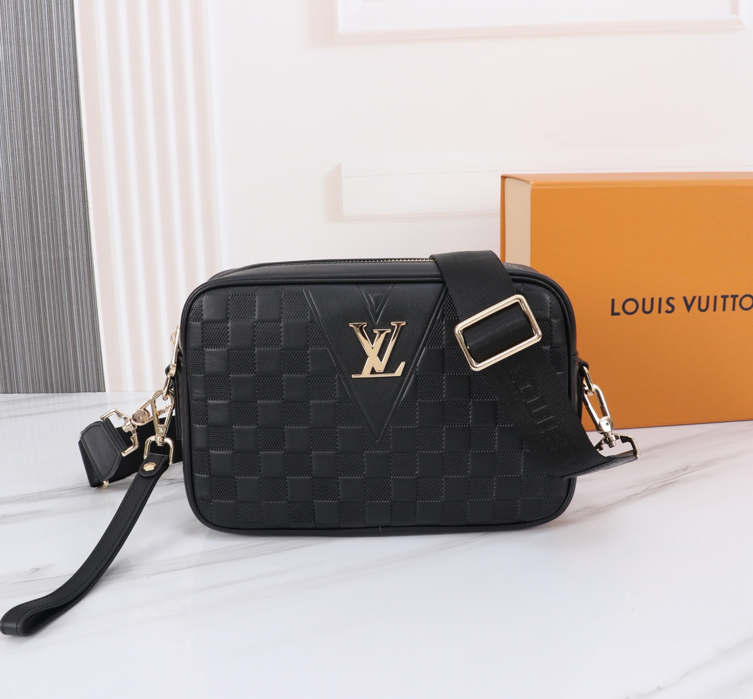 最新款来袭👏👏LOUIS VUITTON（路易威登）💯💯斜挎两用包，￼进口顶级头层原版，手感舒适 皮质超