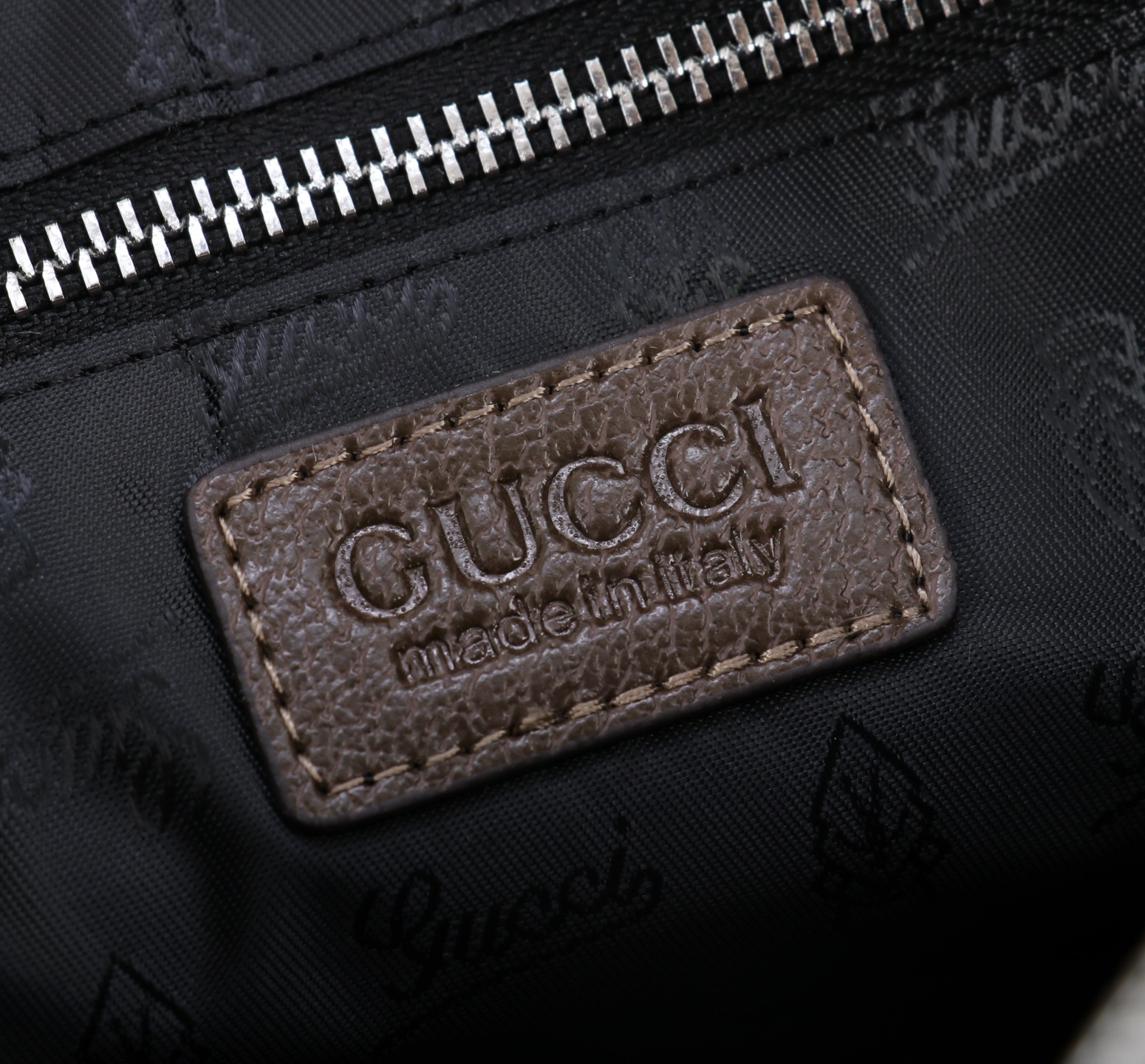 最新款来袭👏👏GUCCI（古驰）💯💯斜挎两用包，进口顶级头层原版，手感舒适 皮质超柔 简单大气的logo