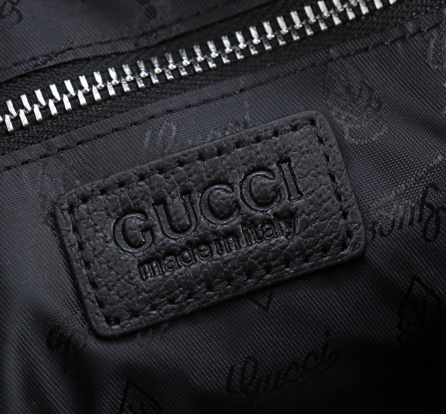 最新款来袭👏👏GUCCI（古驰）💯💯斜挎两用包，进口顶级头层原版，手感舒适 皮质超柔 简单大气的logo
