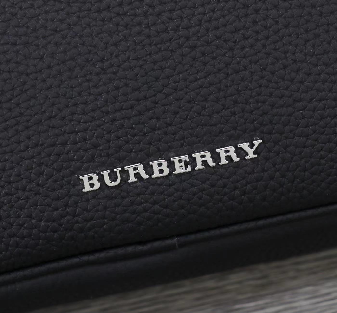 最新款来袭👏👏Burberry（博柏利）💯💯斜挎两用包，进口顶级头层原版，手感舒适 皮质超柔 简单大气的