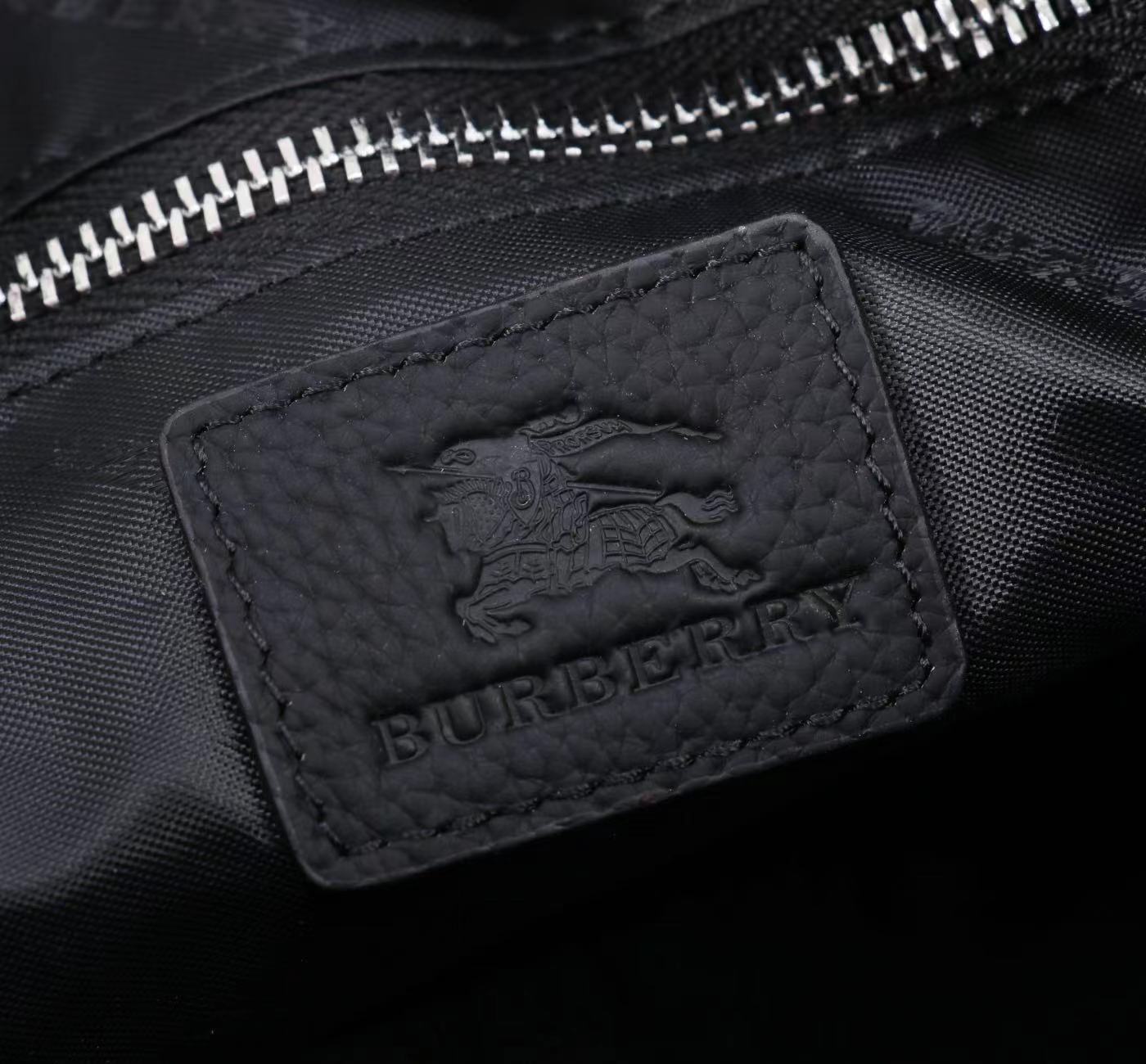 最新款来袭👏👏Burberry（博柏利）💯💯斜挎两用包，进口顶级头层原版，手感舒适 皮质超柔 简单大气的