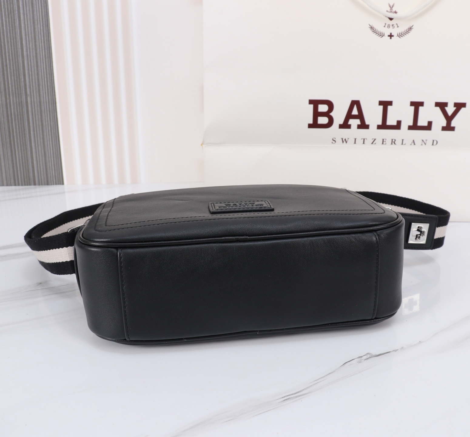 BALLY巴利男士斜挎（size:27x8x18cm）头层牛皮制作，定制五金配件，拉链开合既方便实用又增