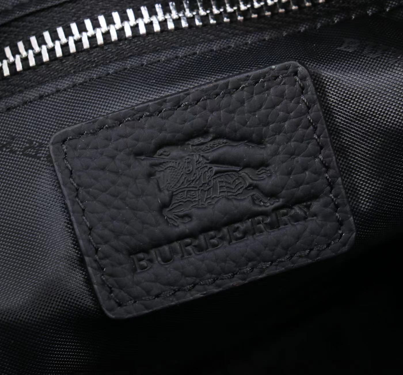 最新款来袭👏👏Burberry（博柏利）💯💯斜挎两用包，进口顶级头层原版，手感舒适 皮质超柔 简单大气的logo 高端休