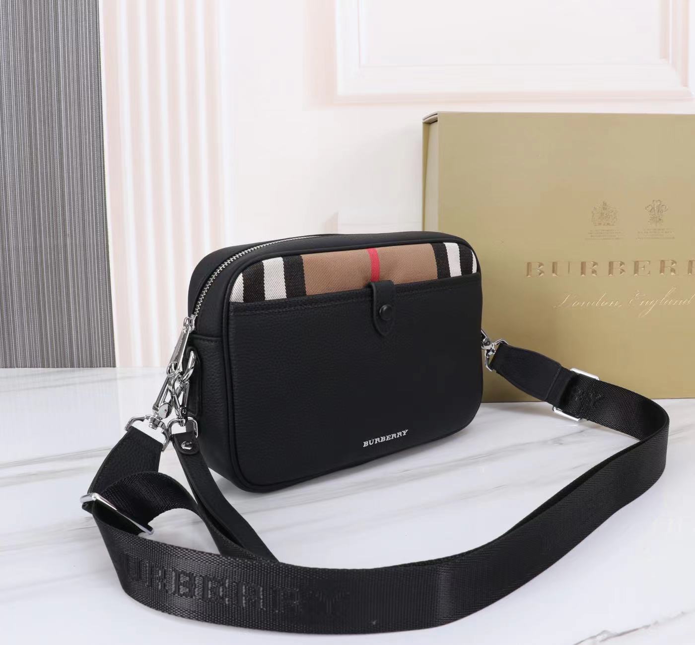 最新款来袭👏👏Burberry（博柏利）💯💯斜挎两用包，进口顶级头层原版，手感舒适 皮质超柔 简单大气的logo 高端休