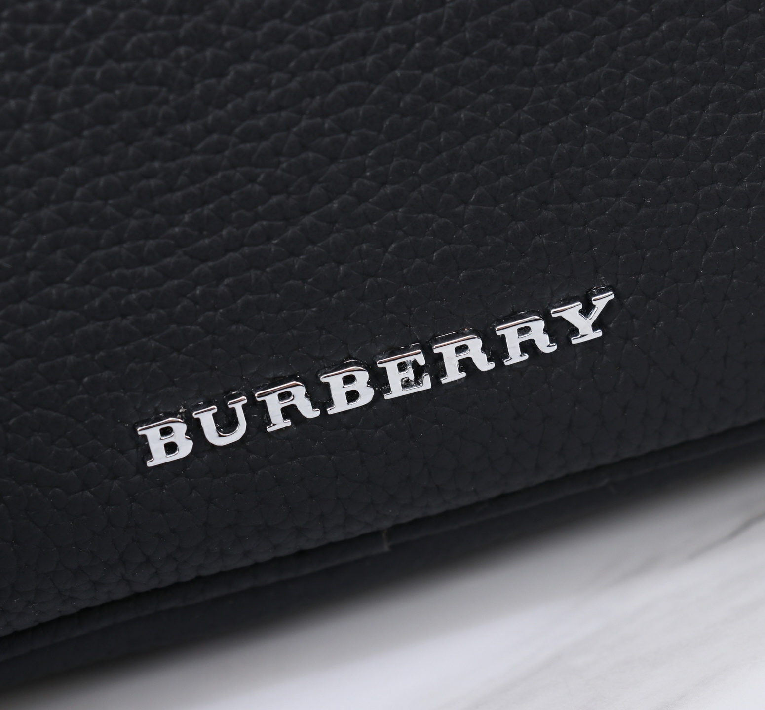 最新款来袭👏👏Burberry（博柏利）💯💯斜挎两用包，进口顶级头层原版，手感舒适 皮质超柔 简单大气的logo 高端休