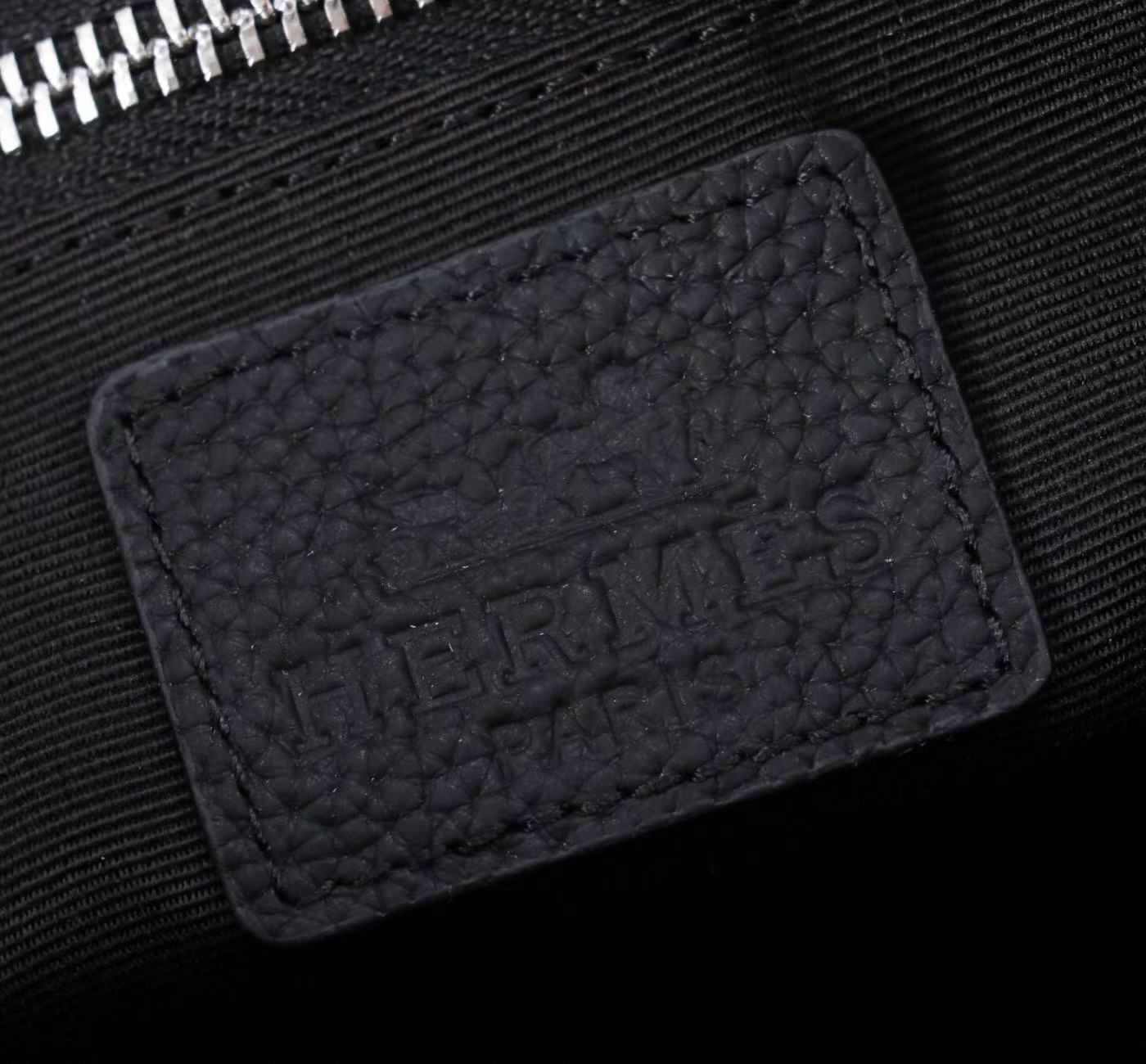 最新款来袭👏👏Hermes（爱马仕）💯💯斜挎两用包，进口顶级头层原版，手感舒适 皮质超柔 简单大气的lo