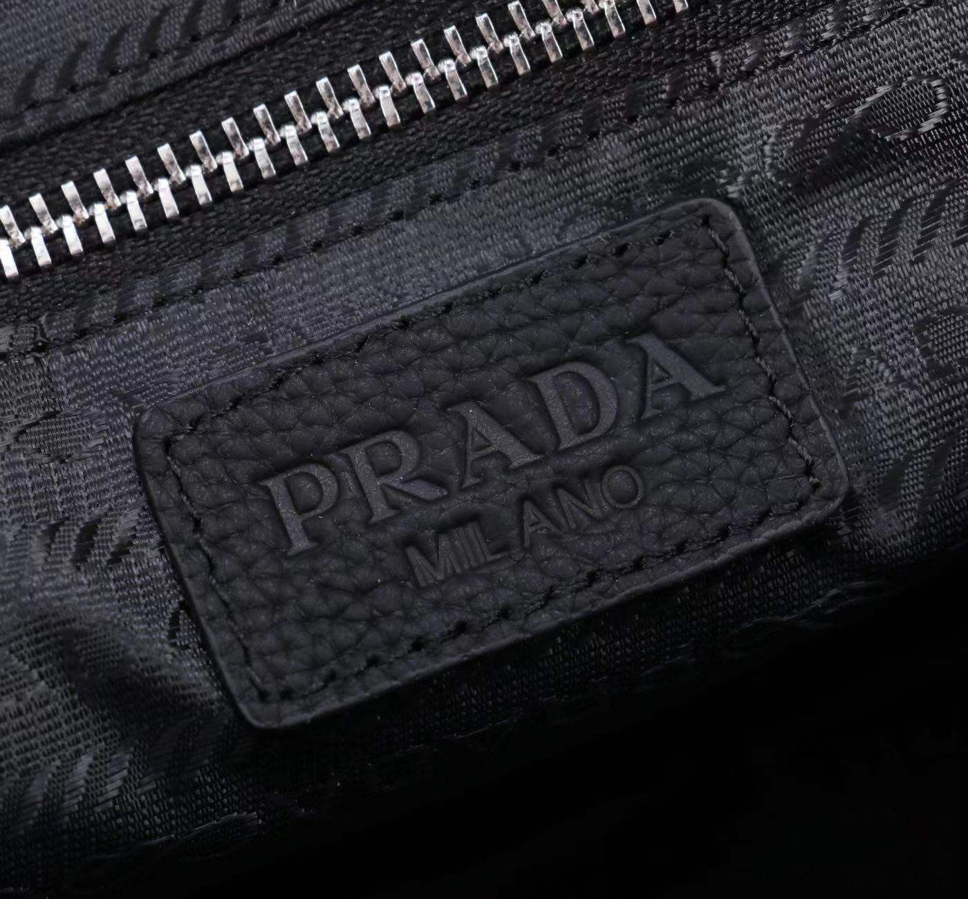 最新款来袭👏👏PRADA（普拉达）💯💯斜挎两用包，进口顶级头层原版，手感舒适 皮质超柔 简单大气的log