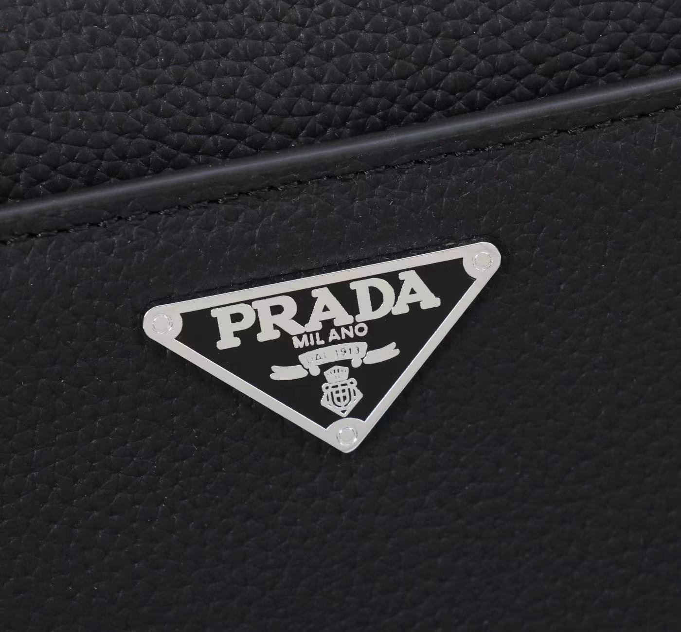 最新款来袭👏👏PRADA（普拉达）💯💯斜挎两用包，进口顶级头层原版，手感舒适 皮质超柔 简单大气的log