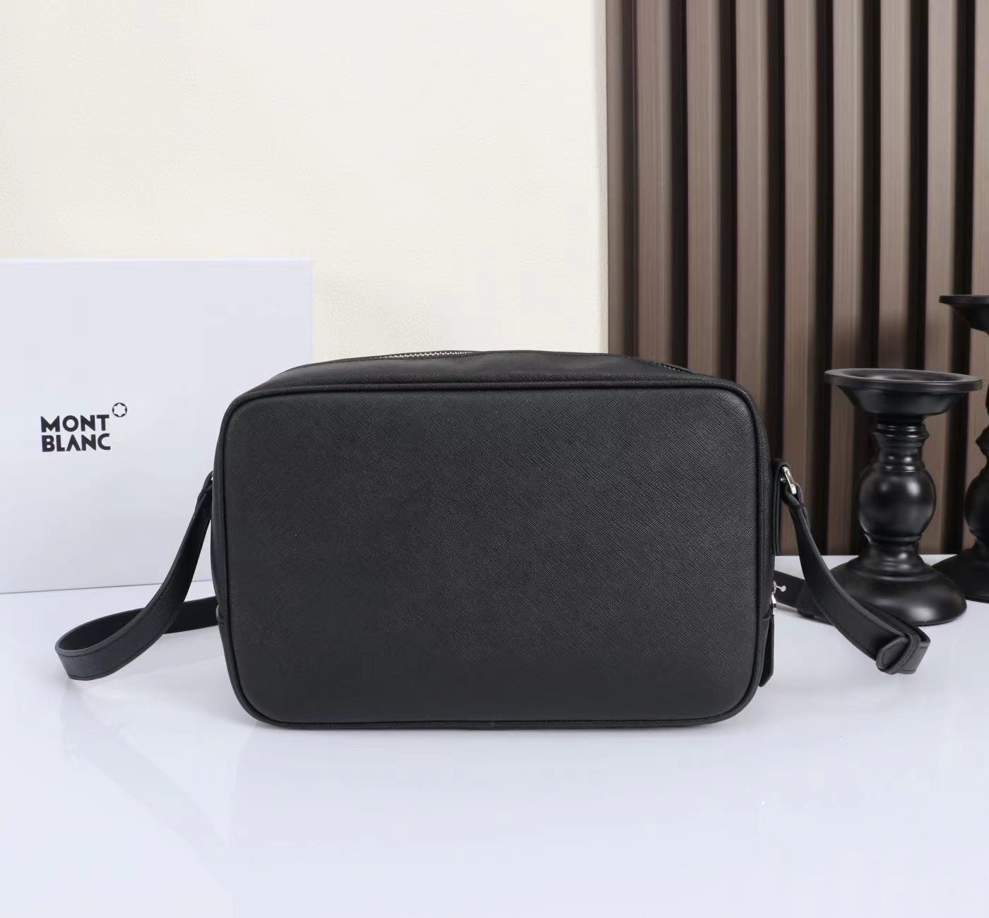 MONTBLANC 全新万宝龙匠心系列邮差包 经典黑型号:MB#材质:头层牛皮(原版皮)款式:万宝龙专柜 MONTBLANC 全新万宝龙匠心系列邮差包 经典黑型号:MB#材质:头层牛皮(原版皮)款式:万宝龙专柜