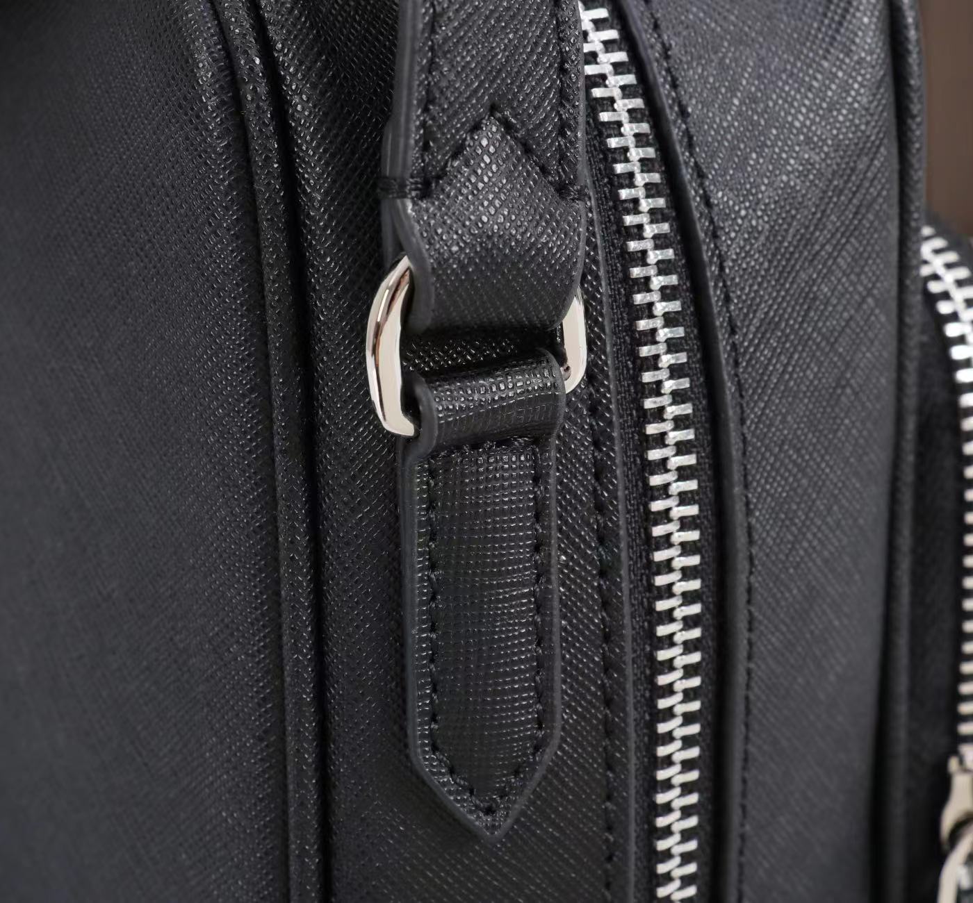 MONTBLANC 全新万宝龙匠心系列邮差包 经典黑型号:MB#材质:头层牛皮(原版皮)款式:万宝龙专柜 MONTBLANC 全新万宝龙匠心系列邮差包 经典黑型号:MB#材质:头层牛皮(原版皮)款式:万宝龙专柜