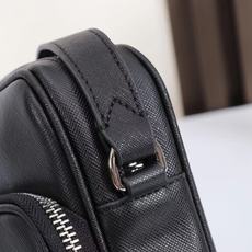 MONTBLANC 全新万宝龙匠心系列迷你小挎包 经典黑型号:MB#材质:头层牛皮(原版皮)款式:万宝龙 MONTBLANC 全新万宝龙匠心系列迷你小挎包 经典黑型号:MB#材质:头层牛皮(原版皮)款式:万宝龙