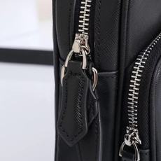 MONTBLANC 全新万宝龙匠心系列迷你小挎包 经典黑型号:MB#材质:头层牛皮(原版皮)款式:万宝龙 MONTBLANC 全新万宝龙匠心系列迷你小挎包 经典黑型号:MB#材质:头层牛皮(原版皮)款式:万宝龙