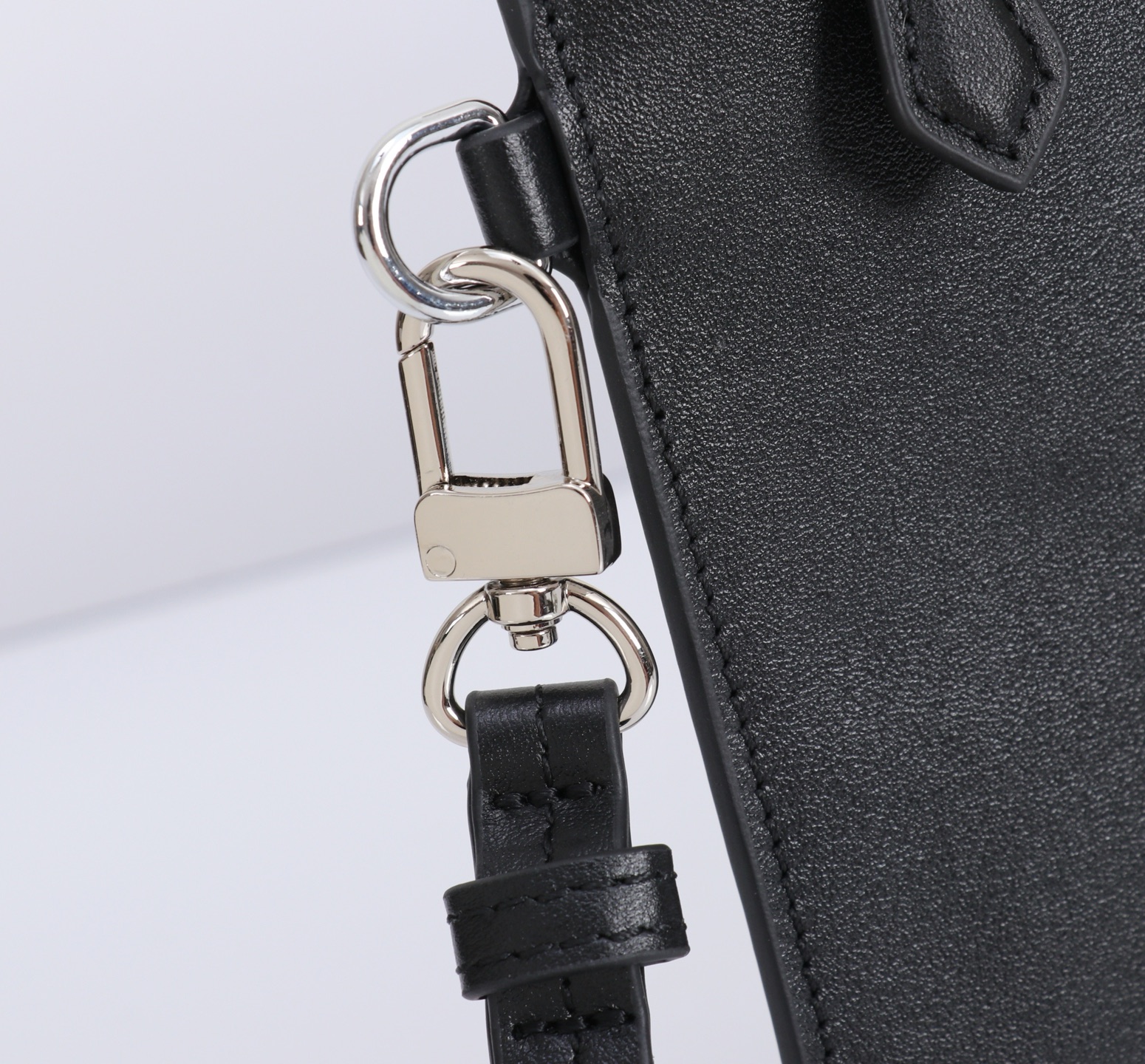 MONTBLANC全新万宝龙软皮系列手袋型号：MB#材质：头层牛皮 包装：专柜同步包装盒款式：购版打造 