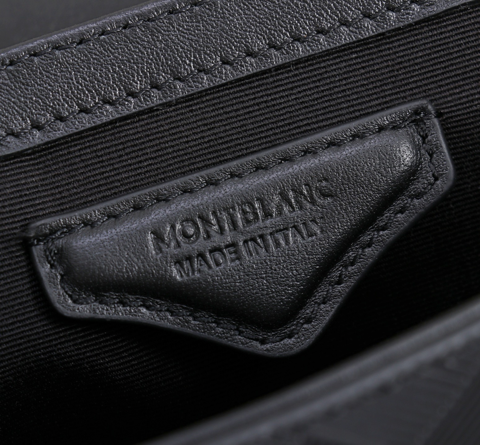 MONTBLANC全新万宝龙风尚3.0系列迷你斜挎包型号：MB#材质：头层牛皮 包装：专柜同步包装防尘布