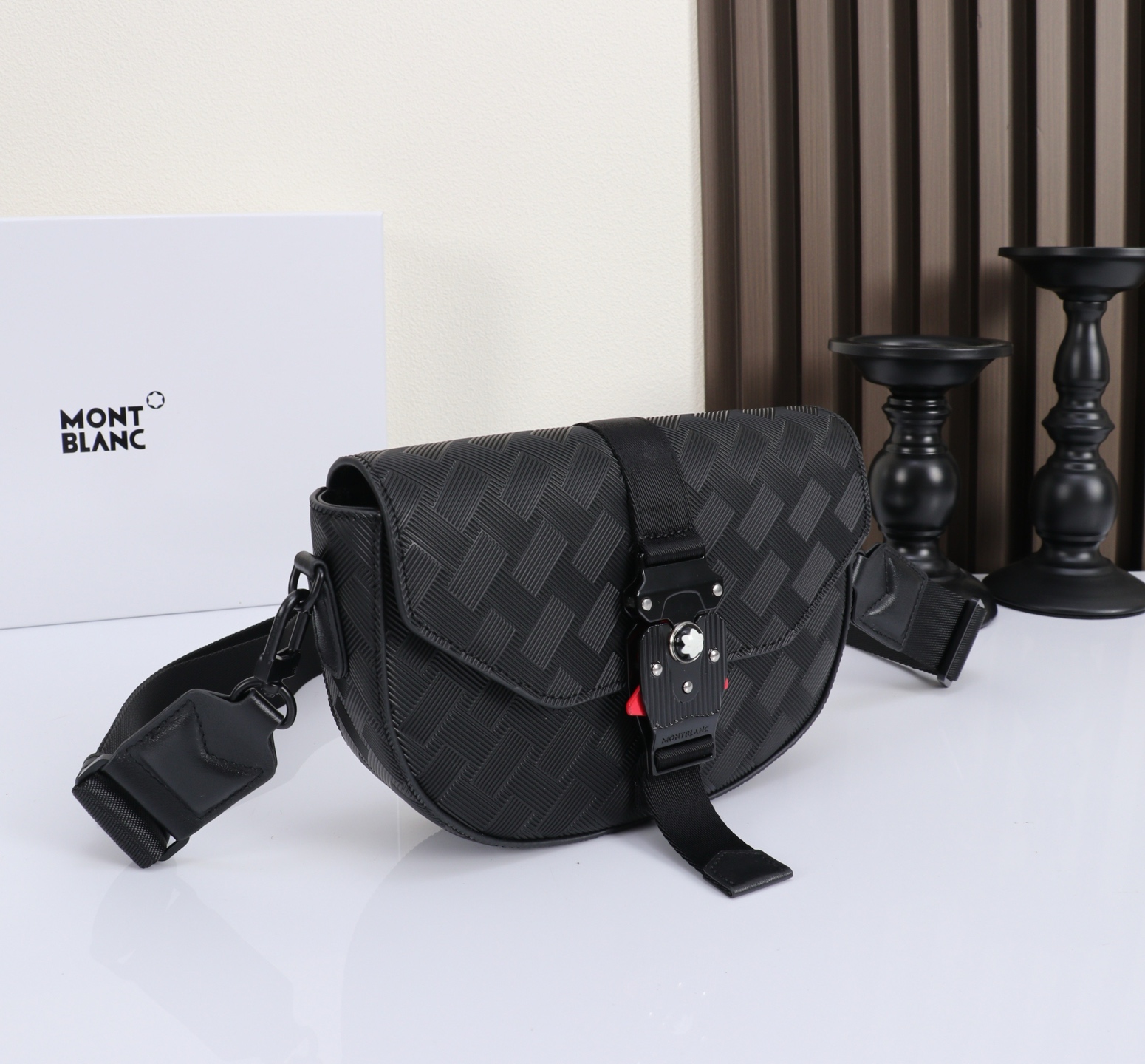 MONTBLANC全新万宝龙风尚3.0系列迷你斜挎包型号：MB#材质：头层牛皮 包装：专柜同步包装防尘布