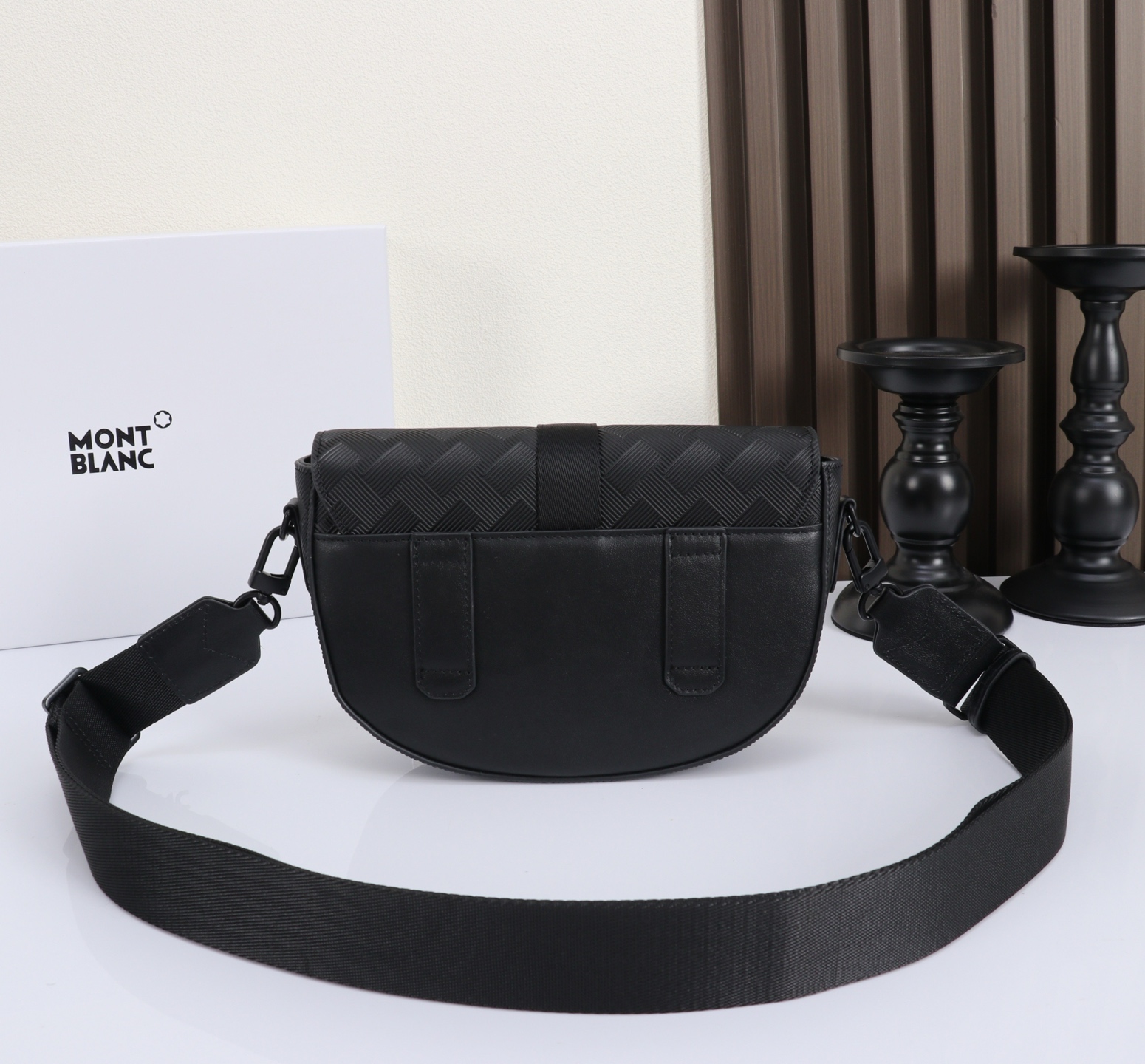 MONTBLANC全新万宝龙风尚3.0系列迷你斜挎包型号：MB#材质：头层牛皮 包装：专柜同步包装防尘布