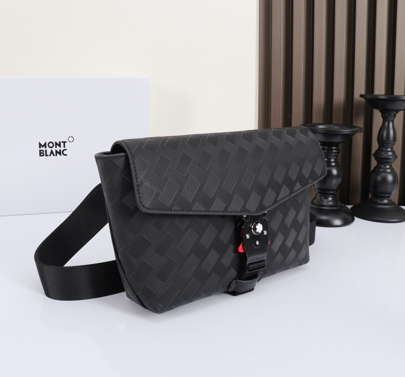 MONTBLANC全新万宝龙风尚3.0系列M扣信封包型号：MB#材质：头层牛皮 包装：专柜同步包装防尘袋