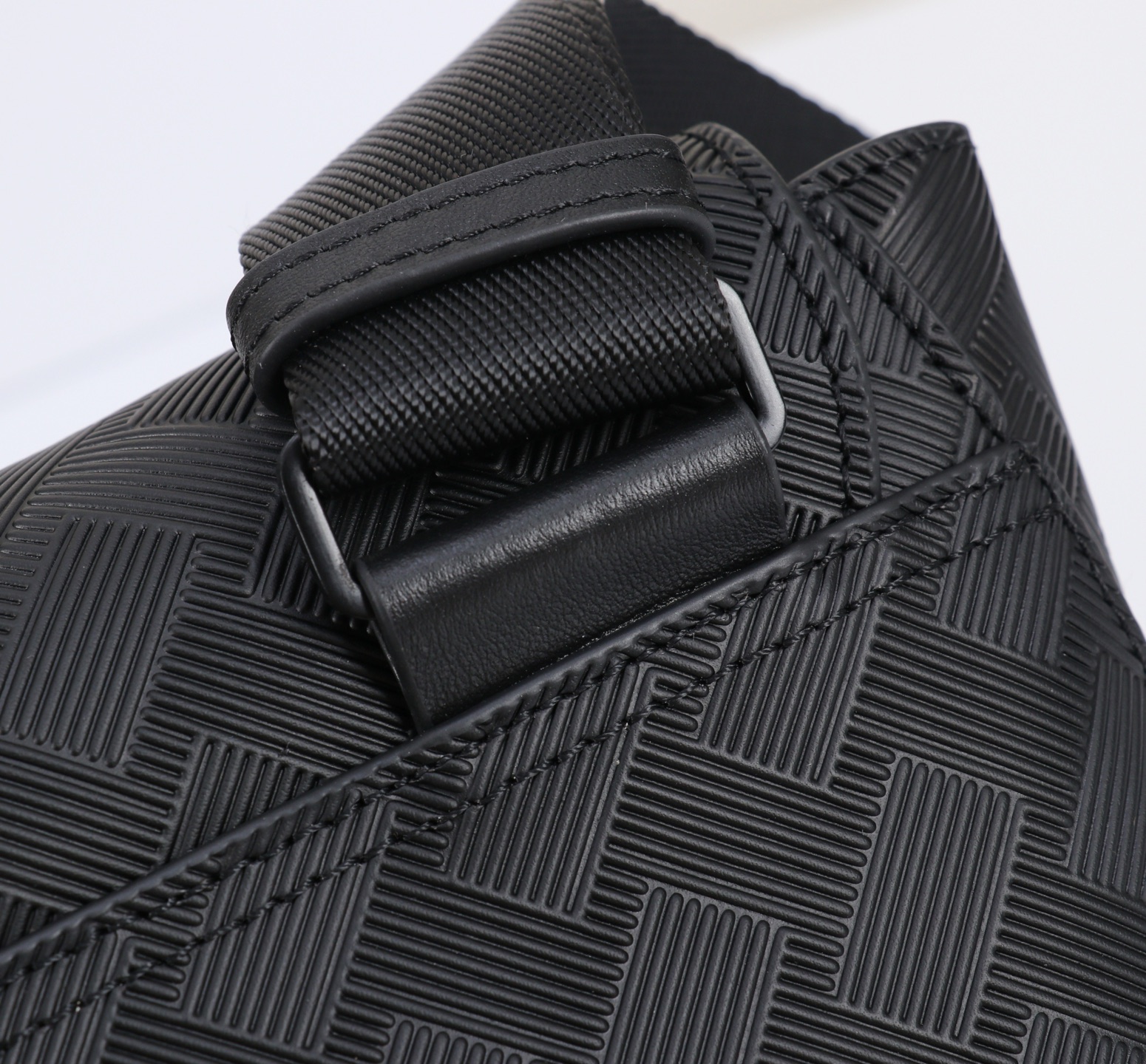 MONTBLANC全新万宝龙风尚3.0系列M扣信封包型号：MB#材质：头层牛皮 包装：专柜同步包装防尘袋