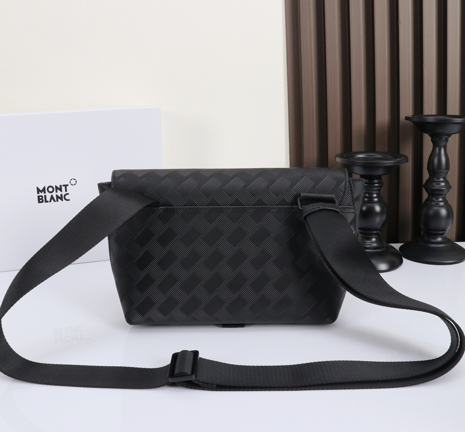 MONTBLANC全新万宝龙风尚3.0系列M扣信封包型号：MB#材质：头层牛皮 包装：专柜同步包装防尘袋