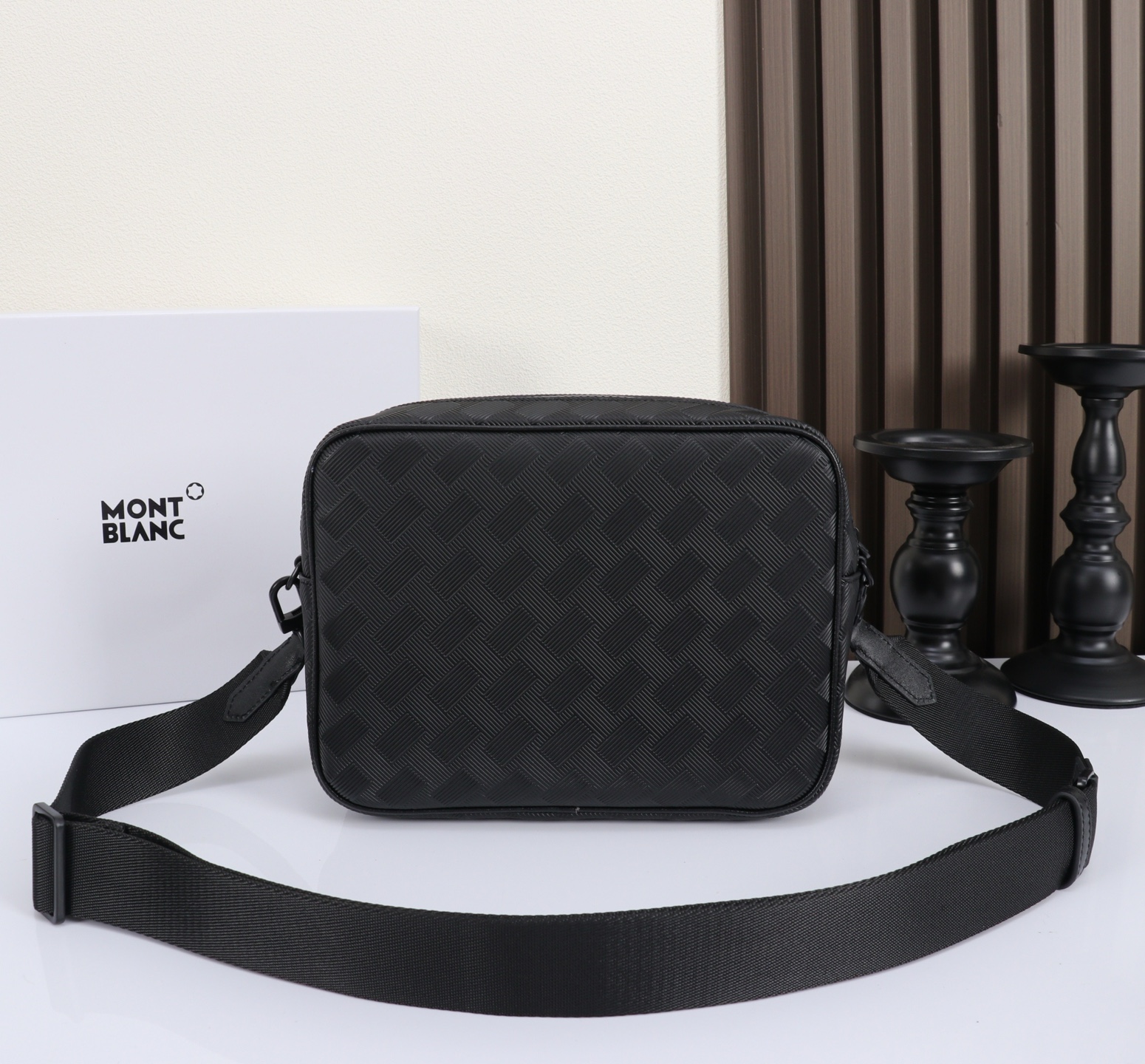 MONTBLANC全新万宝龙风尚3.0系列M扣 邮差包  经典黑型号：MB#材质：压花头层牛皮 包装：专