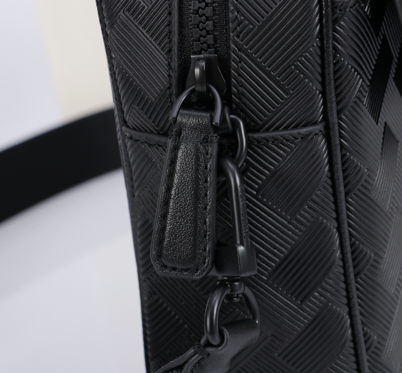 MONTBLANC全新万宝龙风尚3.0系列M扣 邮差包  经典黑型号：MB#材质：压花头层牛皮 包装：专