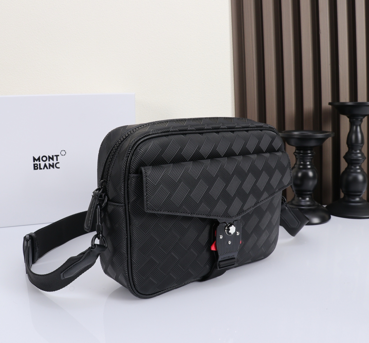 MONTBLANC全新万宝龙风尚3.0系列M扣 邮差包  经典黑型号：MB#材质：压花头层牛皮 包装：专