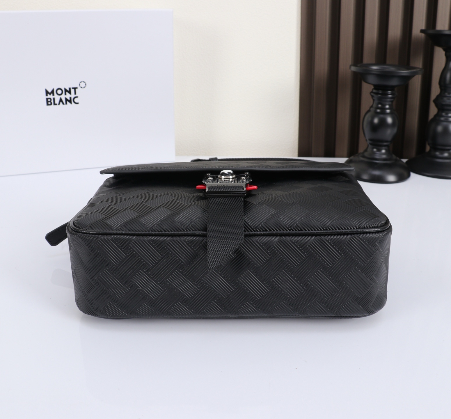 MONTBLANC全新万宝龙风尚3.0系列M扣 邮差包  经典黑型号：MB#材质：压花头层牛皮 包装：专