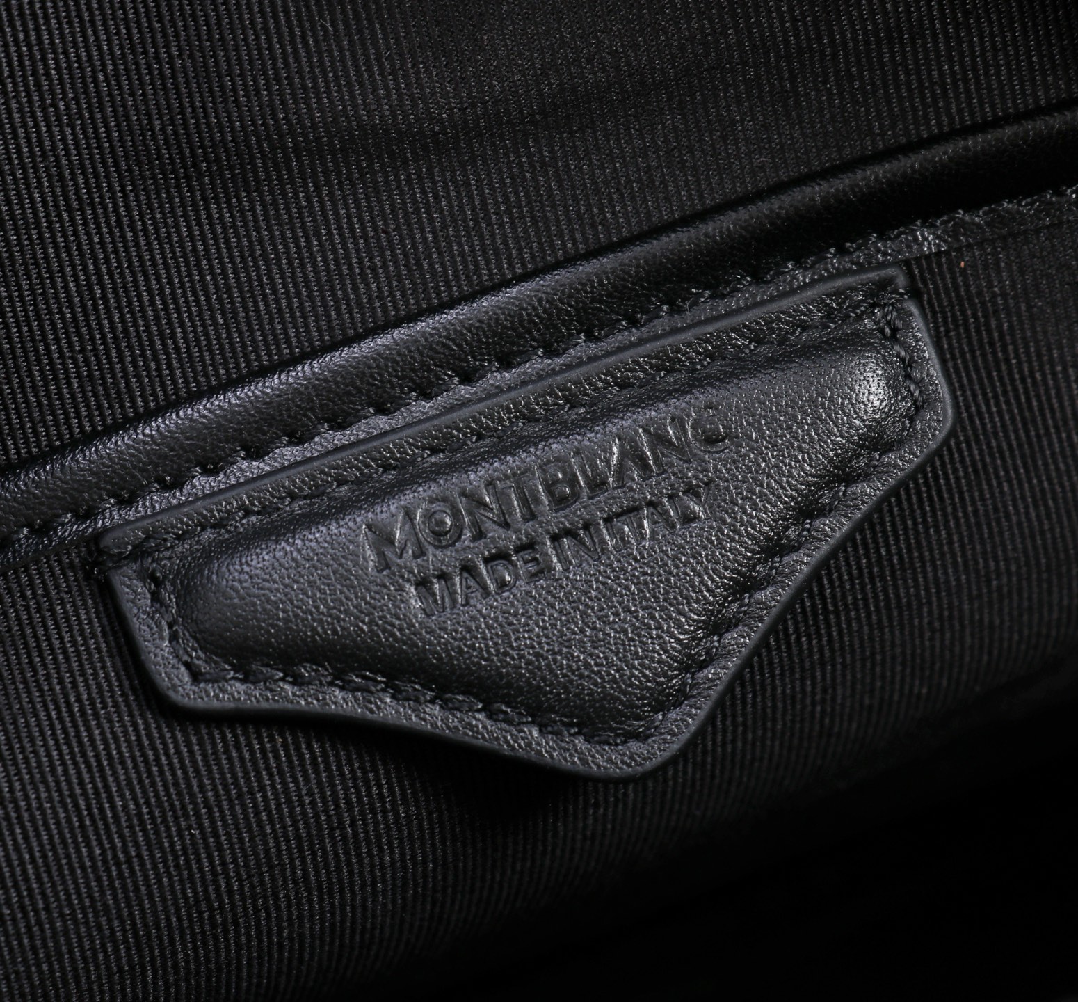MONTBLANC全新万宝龙风尚3.0系列M扣 邮差包  经典黑型号：MB#材质：压花头层牛皮 包装：专