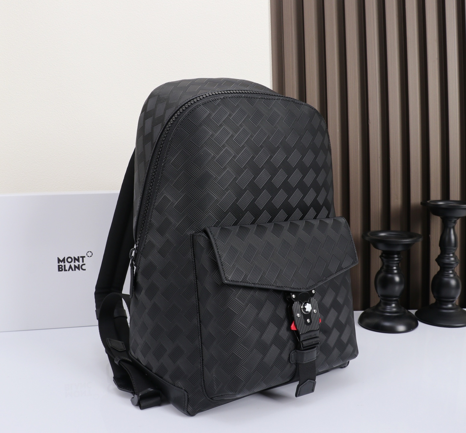 MONTBLANC全新万宝龙风尚3.0系列M双肩背包经典黑 型号:MB# 材质:头层牛皮 (原版皮) 包装:专柜同步包装 MONTBLANC全新万宝龙风尚3.0系列M双肩背包经典黑 型号:MB# 材质:头层牛皮 (原版皮) 包装:专柜同步包装