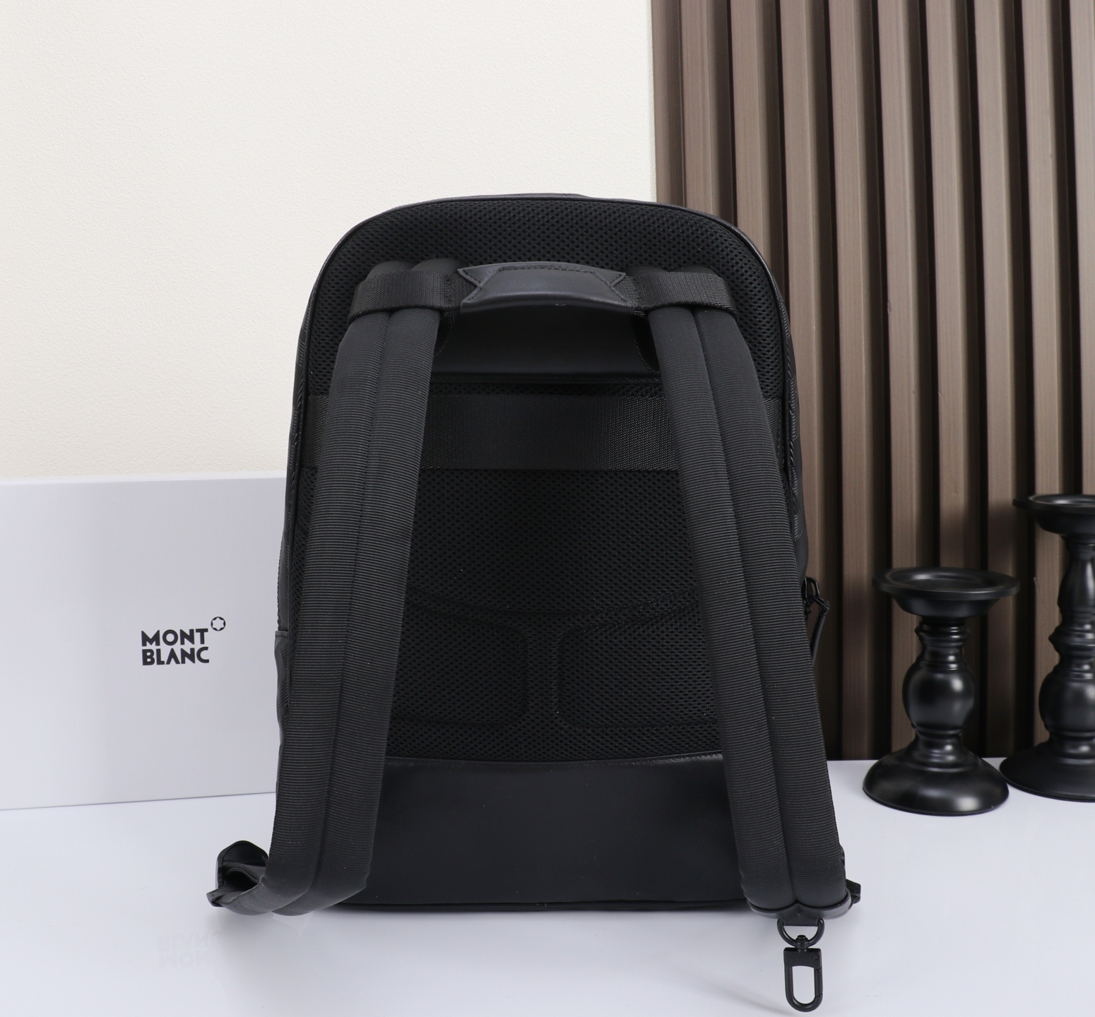 MONTBLANC全新万宝龙风尚3.0系列M双肩背包经典黑 型号:MB# 材质:头层牛皮 (原版皮) 包装:专柜同步包装 MONTBLANC全新万宝龙风尚3.0系列M双肩背包经典黑 型号:MB# 材质:头层牛皮 (原版皮) 包装:专柜同步包装
