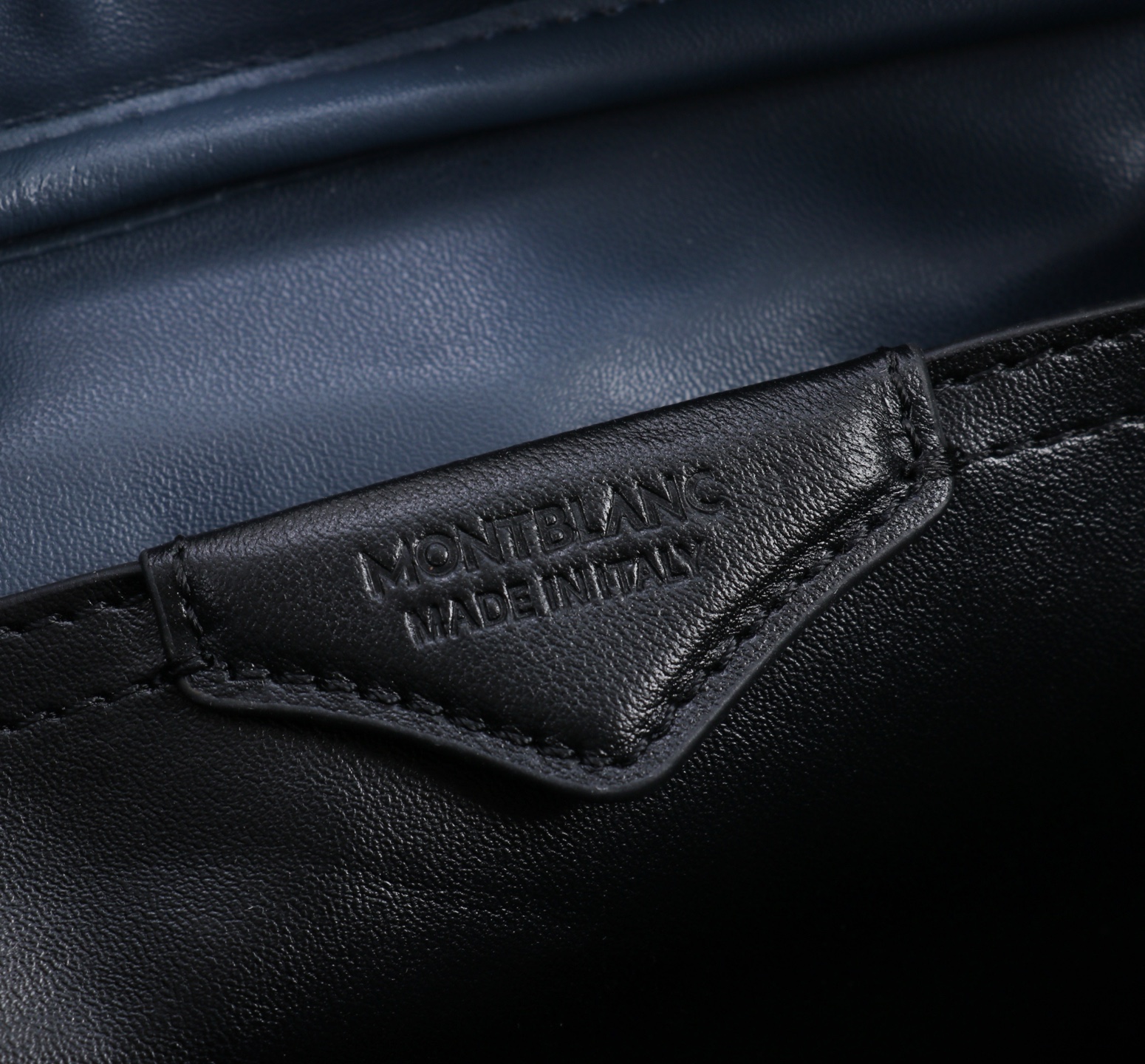 MONTBLANC万宝龙全新系列大班斜挎包型号：#材质：头层牛皮（原版皮） 款式：来自万宝龙专柜购版打造