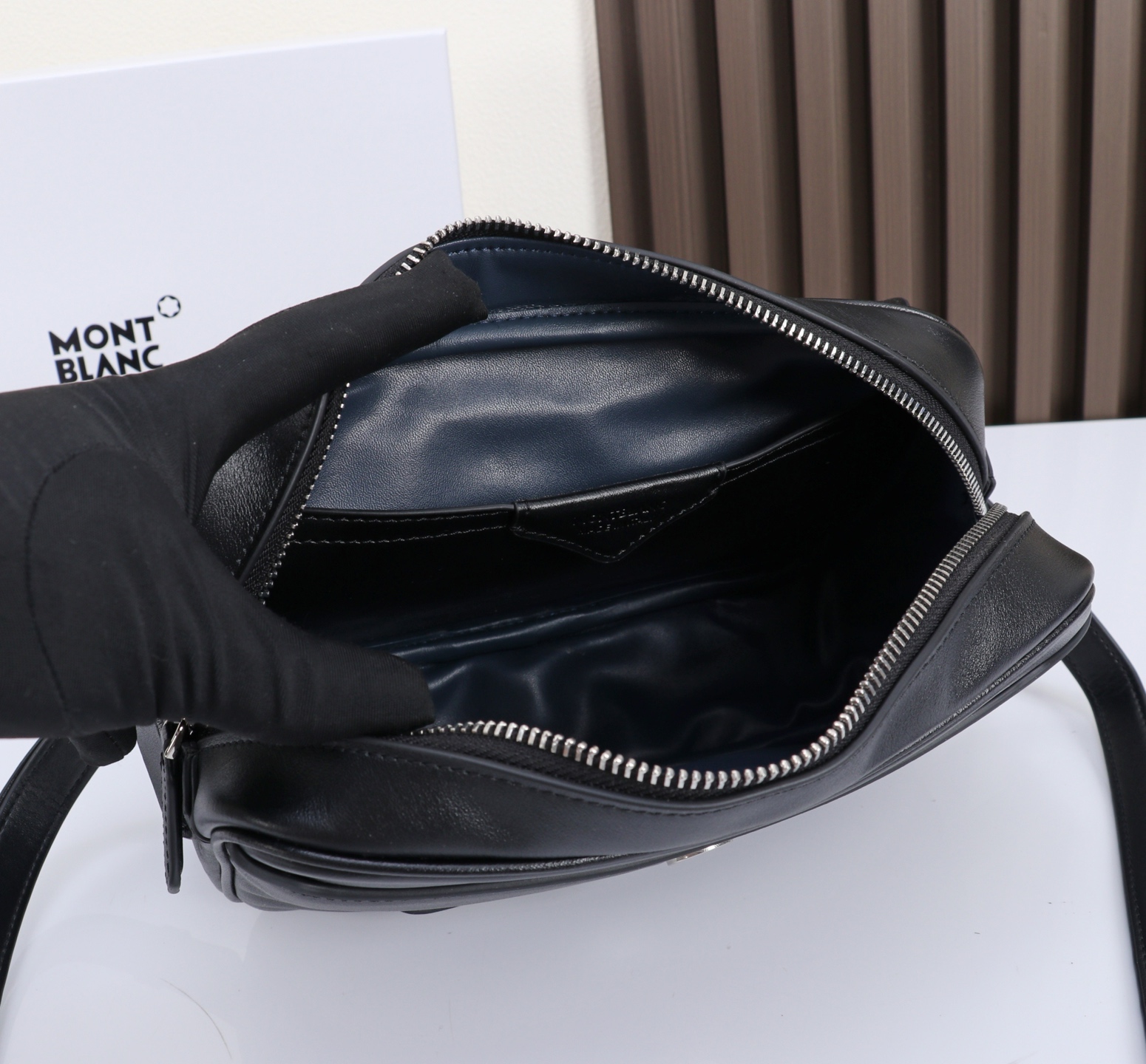 MONTBLANC万宝龙全新系列大班斜挎包型号：#材质：头层牛皮（原版皮） 款式：来自万宝龙专柜购版打造