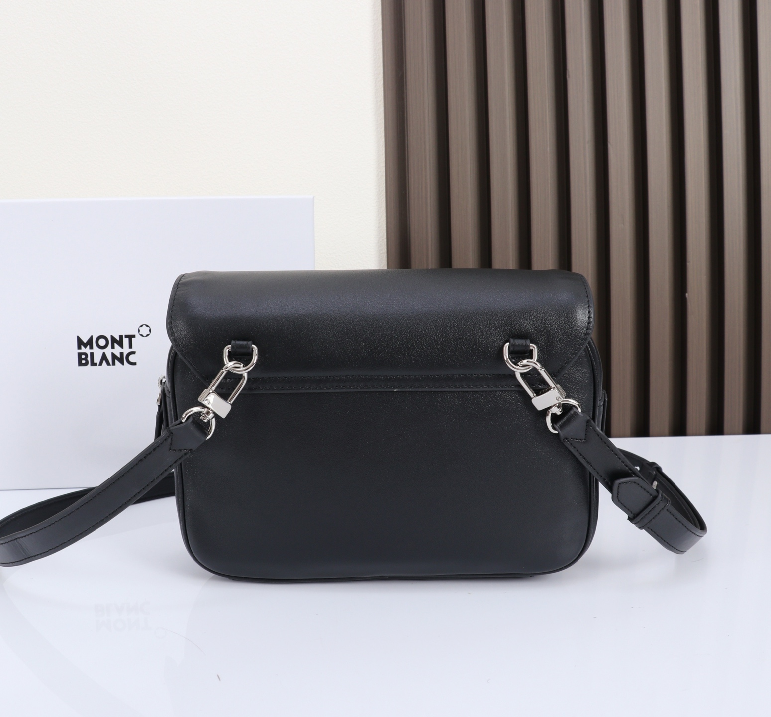 MONTBLANC万宝龙全新系列大班斜挎包型号：#材质：头层牛皮（原版皮） 款式：来自万宝龙专柜购版打造