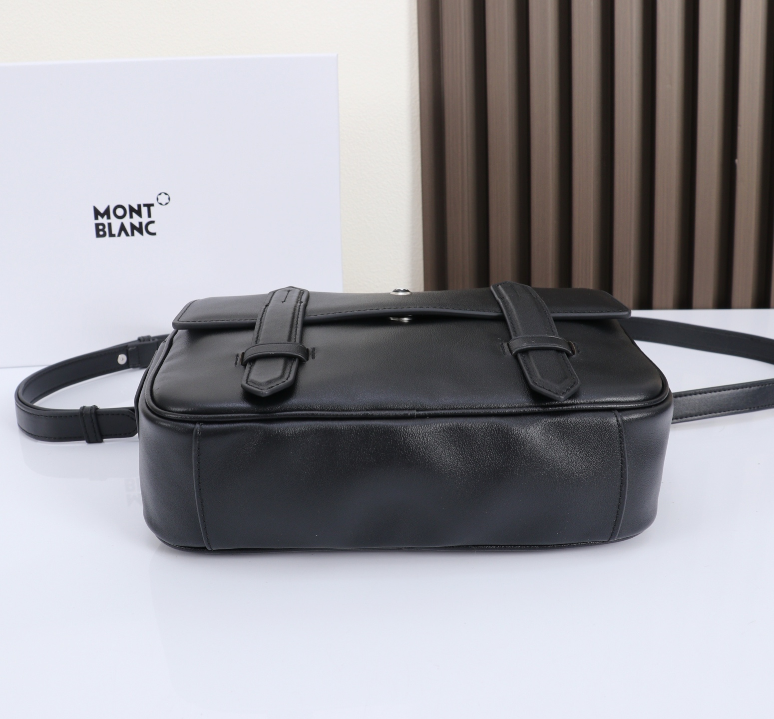 MONTBLANC万宝龙全新系列大班斜挎包型号：#材质：头层牛皮（原版皮） 款式：来自万宝龙专柜购版打造