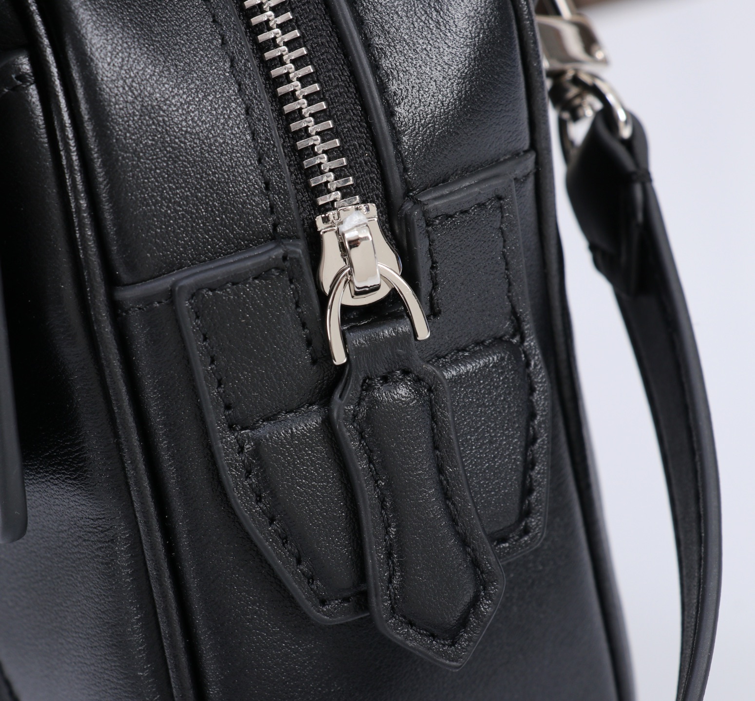 MONTBLANC万宝龙全新系列大班斜挎包型号：#材质：头层牛皮（原版皮） 款式：来自万宝龙专柜购版打造