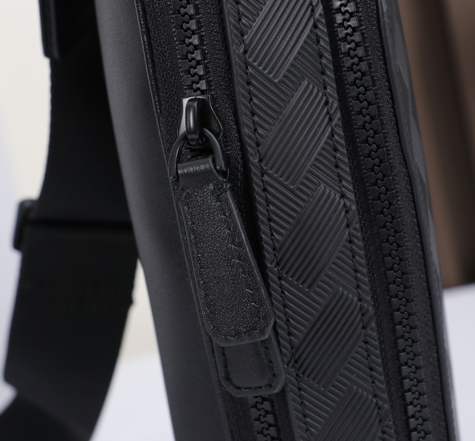 MONTBLANC全新万宝龙风尚3.0系列斜挎包型号：MB#材质：头层牛皮 包装：专柜同步包装防尘袋款式