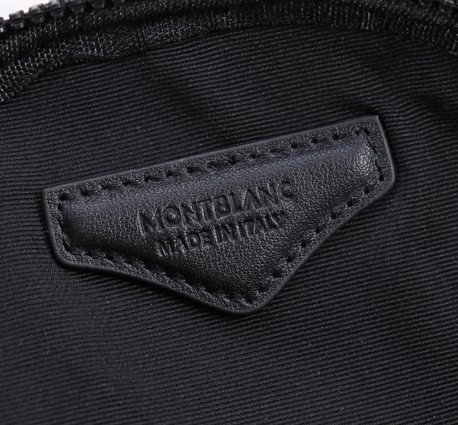 MONTBLANC全新万宝龙风尚3.0系列斜挎包型号：MB#材质：头层牛皮 包装：专柜同步包装防尘袋款式