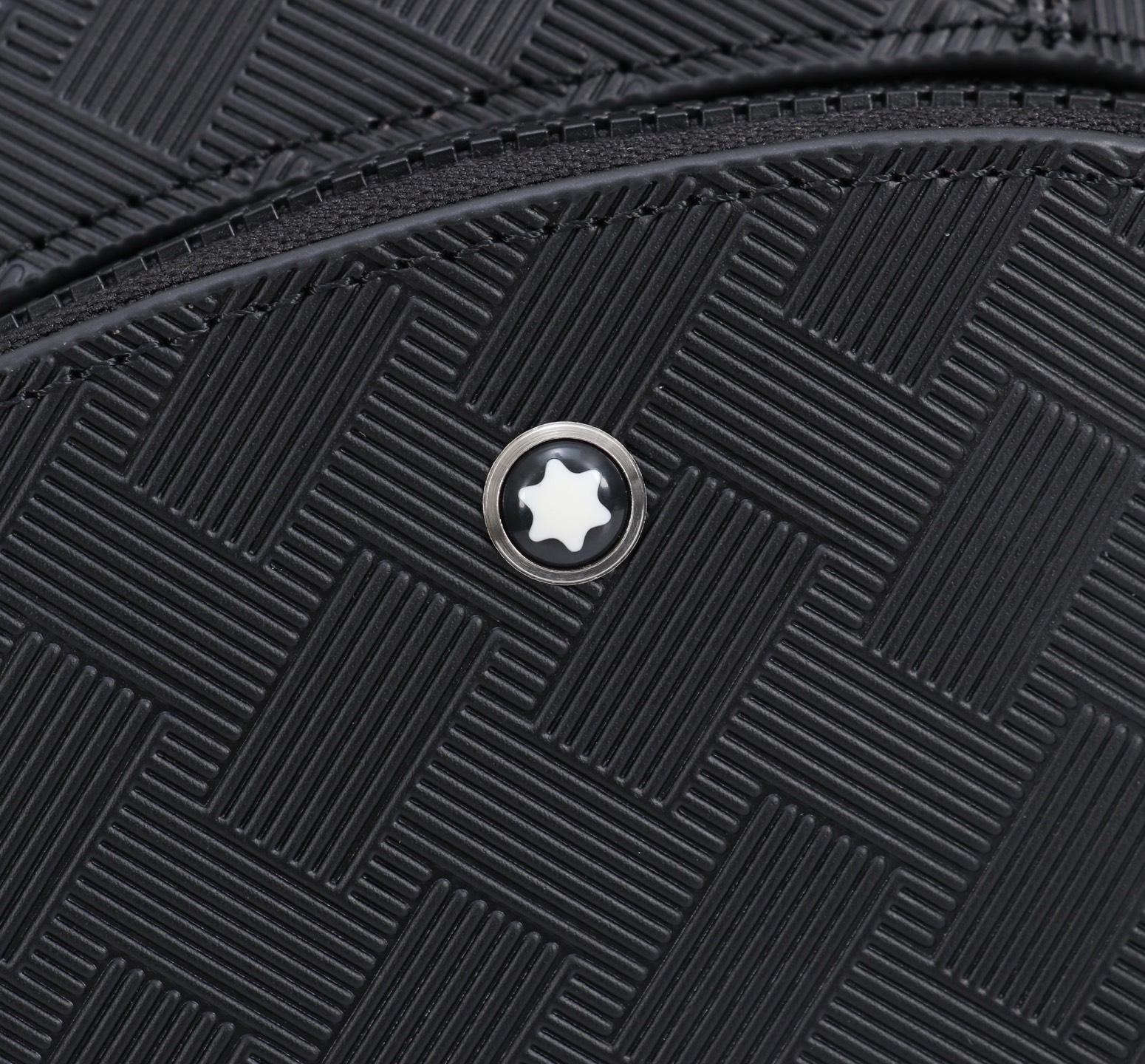 MONTBLANC全新万宝龙风尚3.0系列斜挎包型号：MB#材质：头层牛皮 包装：专柜同步包装防尘袋款式