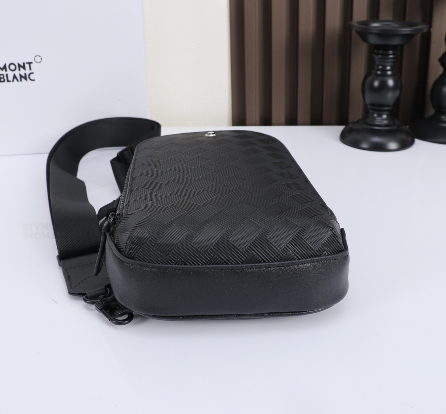 MONTBLANC全新万宝龙风尚3.0系列斜挎包型号：MB#材质：头层牛皮 包装：专柜同步包装防尘袋款式