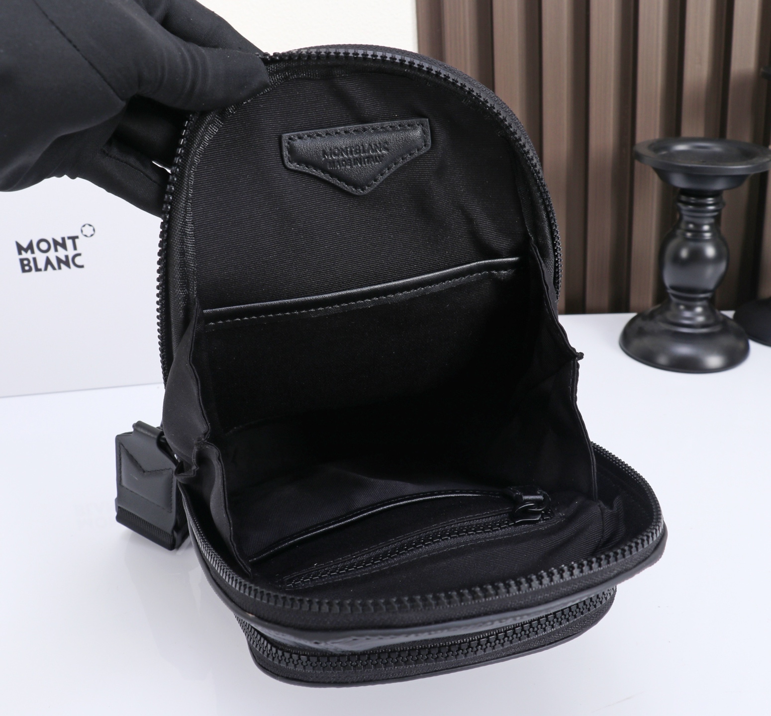 MONTBLANC全新万宝龙风尚3.0系列斜挎包型号：MB#材质：头层牛皮 包装：专柜同步包装防尘袋款式