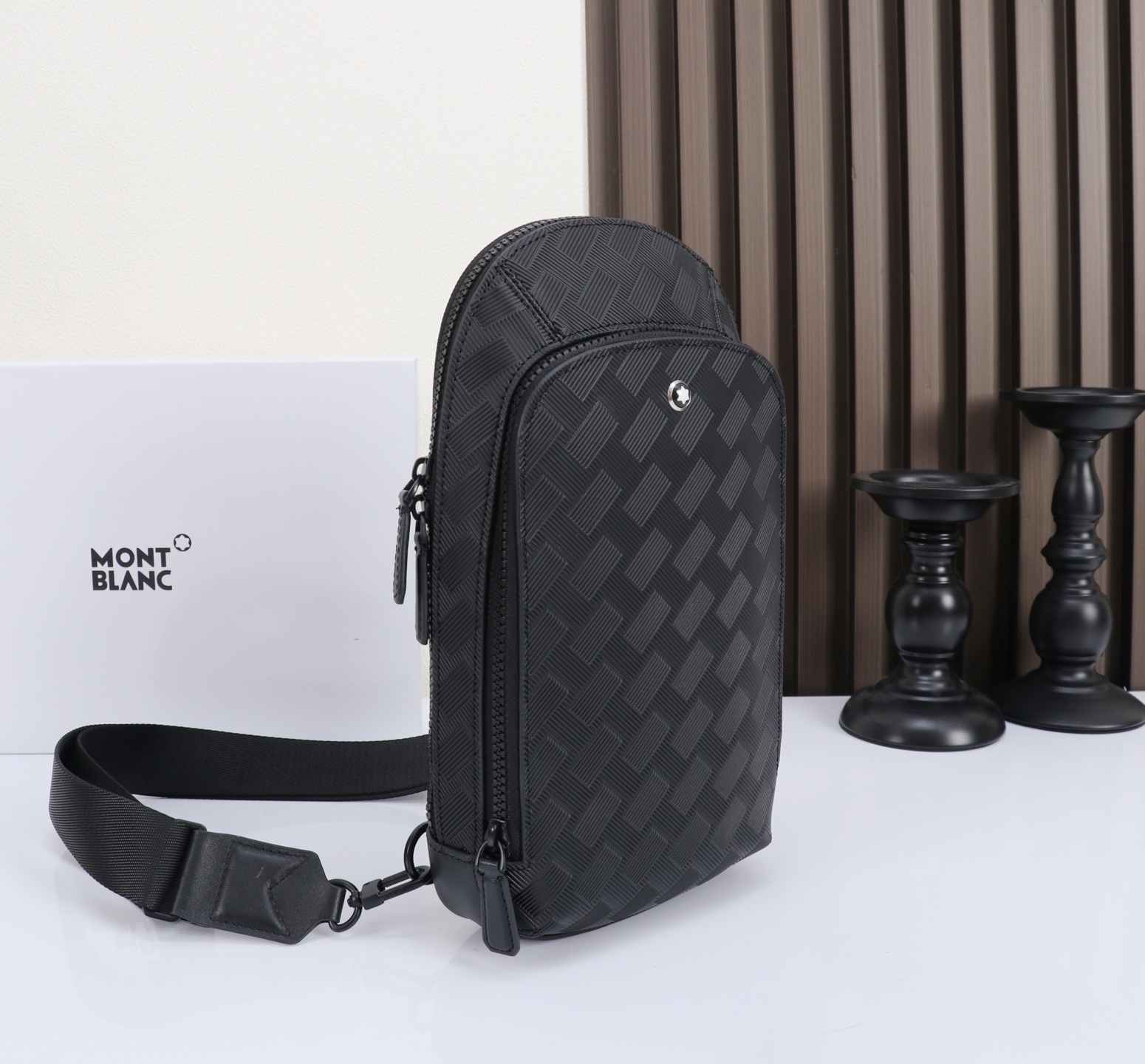 MONTBLANC全新万宝龙风尚3.0系列斜挎包型号：MB#材质：头层牛皮 包装：专柜同步包装防尘袋款式
