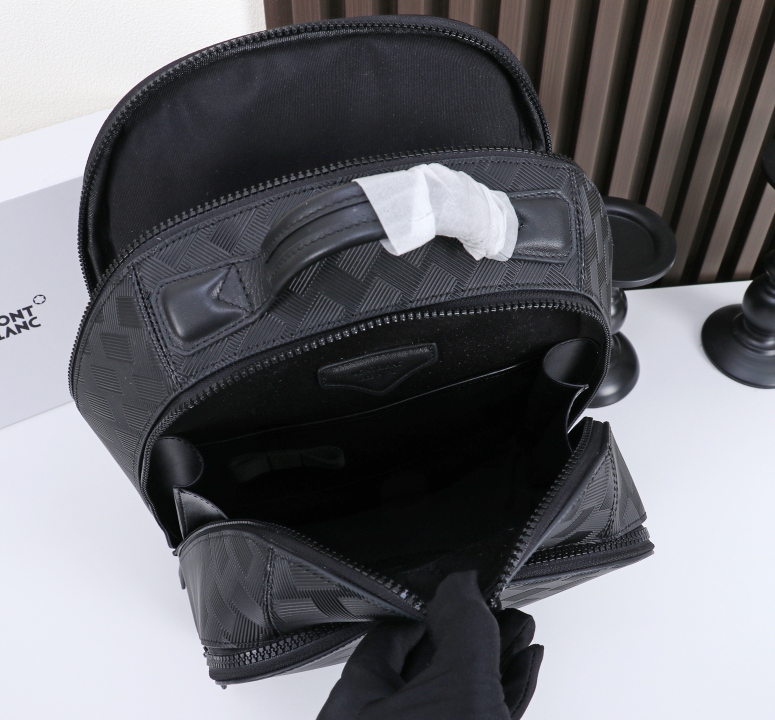 MONTBLANC全新万宝龙风尚3.0系列中号双肩背包 型号:MB# 材质:头层牛皮 (原版皮) 包装:专柜同步包装 款 MONTBLANC全新万宝龙风尚3.0系列中号双肩背包 型号:MB# 材质:头层牛皮 (原版皮) 包装:专柜同步包装 款
