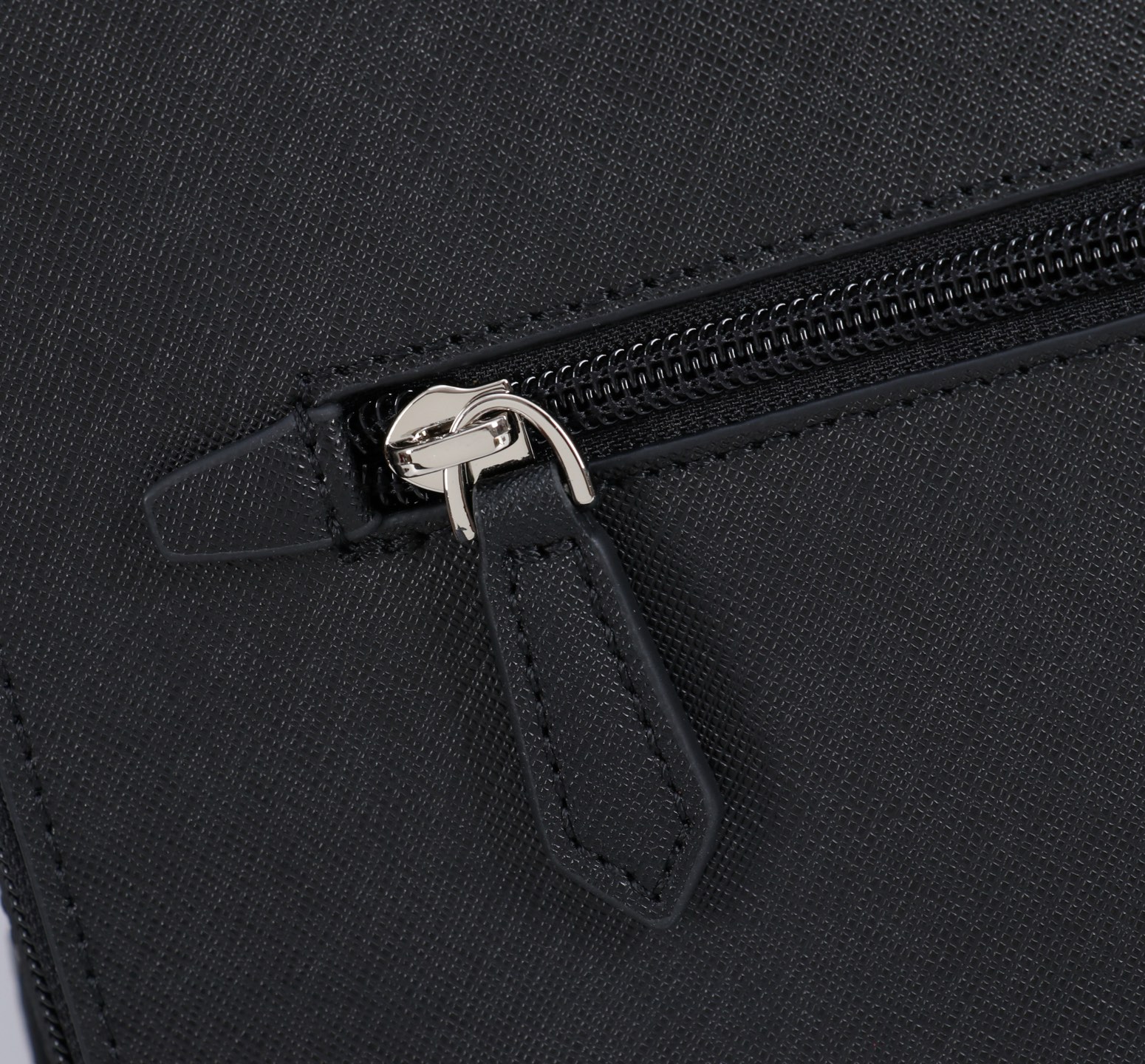 MONTBLANC 全新万宝龙匠心系列双肩背包 经典黑色 型号：MB# 材质：头层牛皮（原版皮） 款式：来自万宝龙专柜 