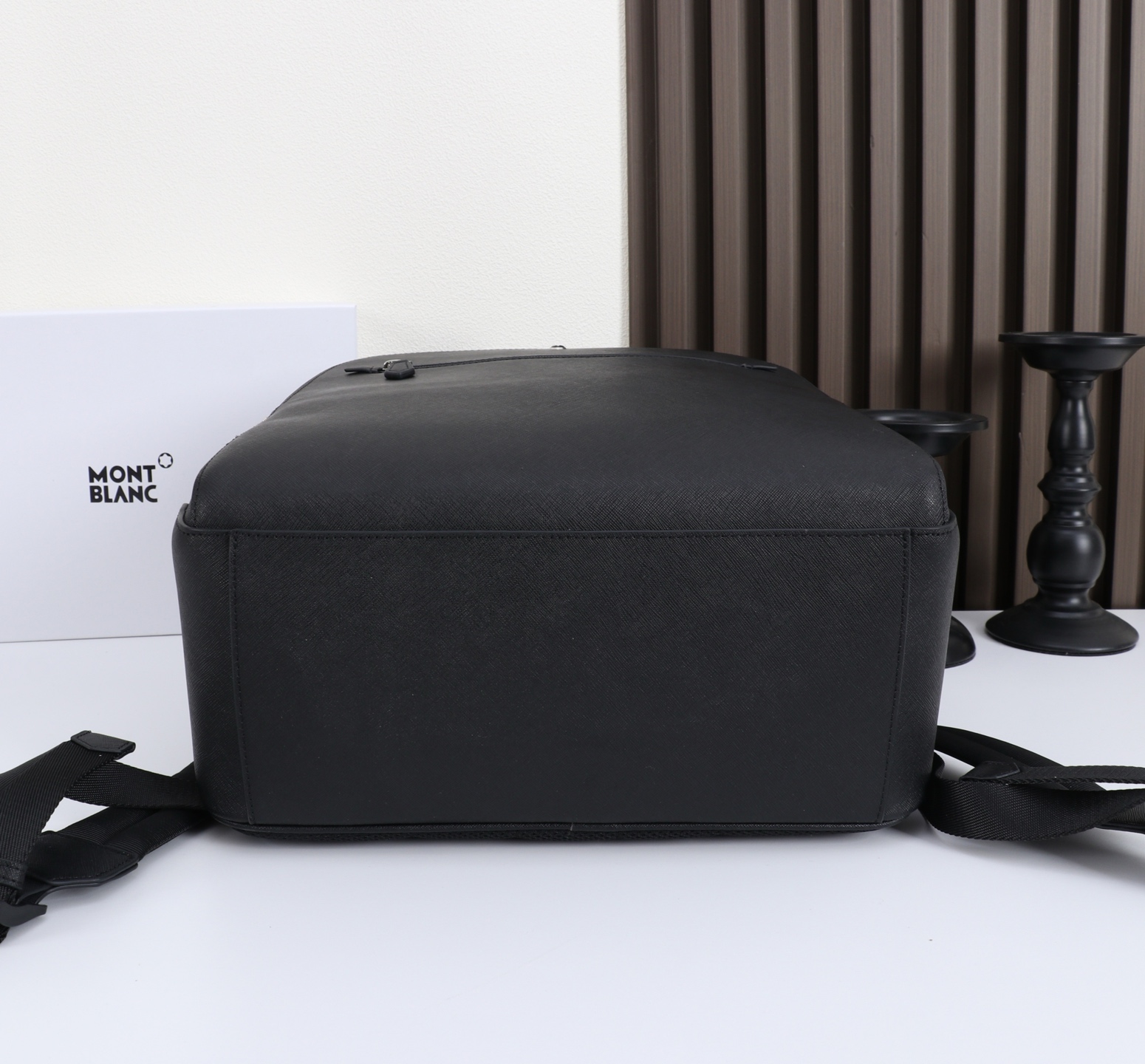 MONTBLANC 全新万宝龙匠心系列双肩背包 经典黑色 型号：MB# 材质：头层牛皮（原版皮） 款式：来自万宝龙专柜 
