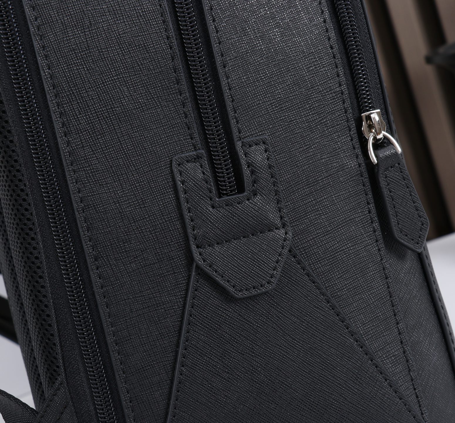 MONTBLANC 全新万宝龙匠心系列双肩背包 经典黑色 型号：MB# 材质：头层牛皮（原版皮） 款式：来自万宝龙专柜 